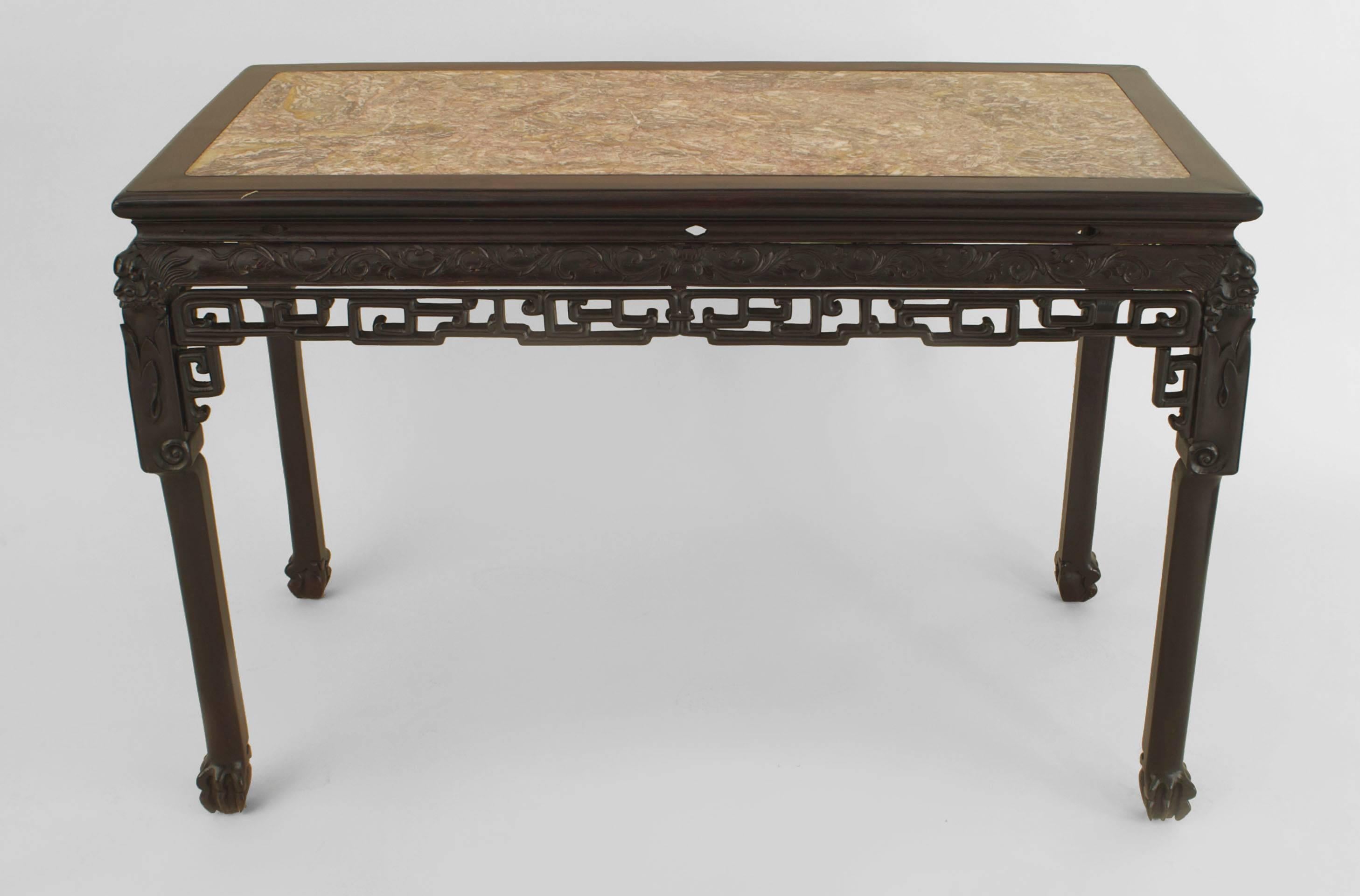 Table centrale rectangulaire en palissandre de style asiatique chinois (18/19e siècle) avec un tablier sculpté, un bord inférieur filigrané et un plateau en marbre encastré.
