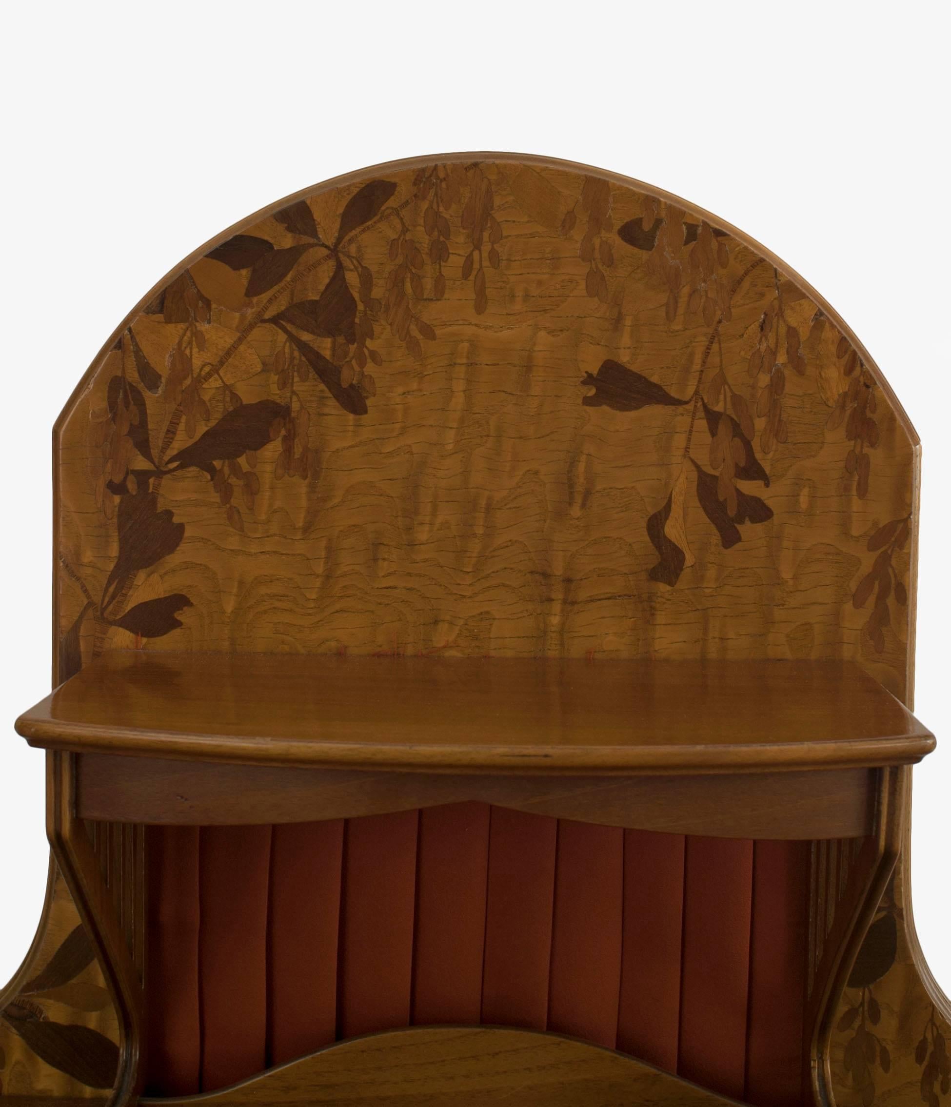 French Art Nouveau Walnut Dressing Table (Manner of Majorelle) In Good Condition In New York, NY
