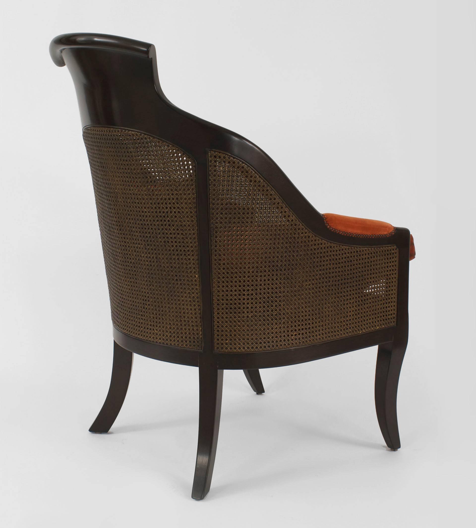 Paire de fauteuils de style Régence anglaise (moderne) en acajou avec dossier et côtés en rotin, coussins de siège et accoudoirs tapissés de velours couleur rouille (PRIX PAR PAIRE)
