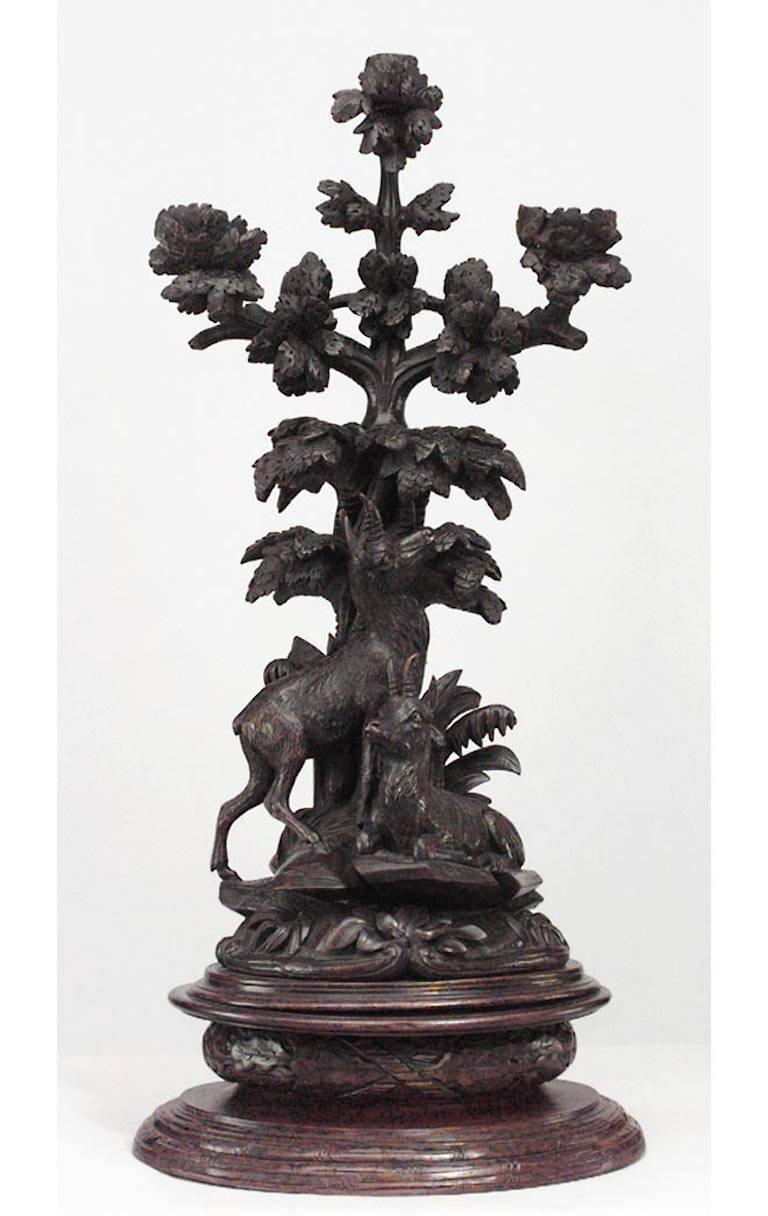 Paire de candélabres rustiques à 3 bras en noyer sculpté de la Forêt Noire (19ème siècle) avec des figures d'arbres et de cerfs sur une base ronde (PRIX PAR PAIRE)
