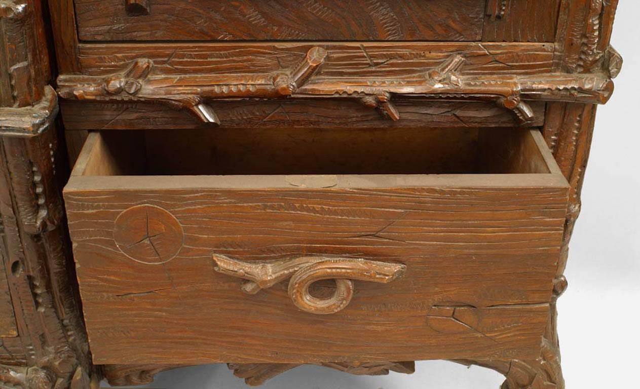 Rustikaler geschnitzter Tierkopf-Schrank aus Schwarzwälder Walnussholz (Glas) im Angebot