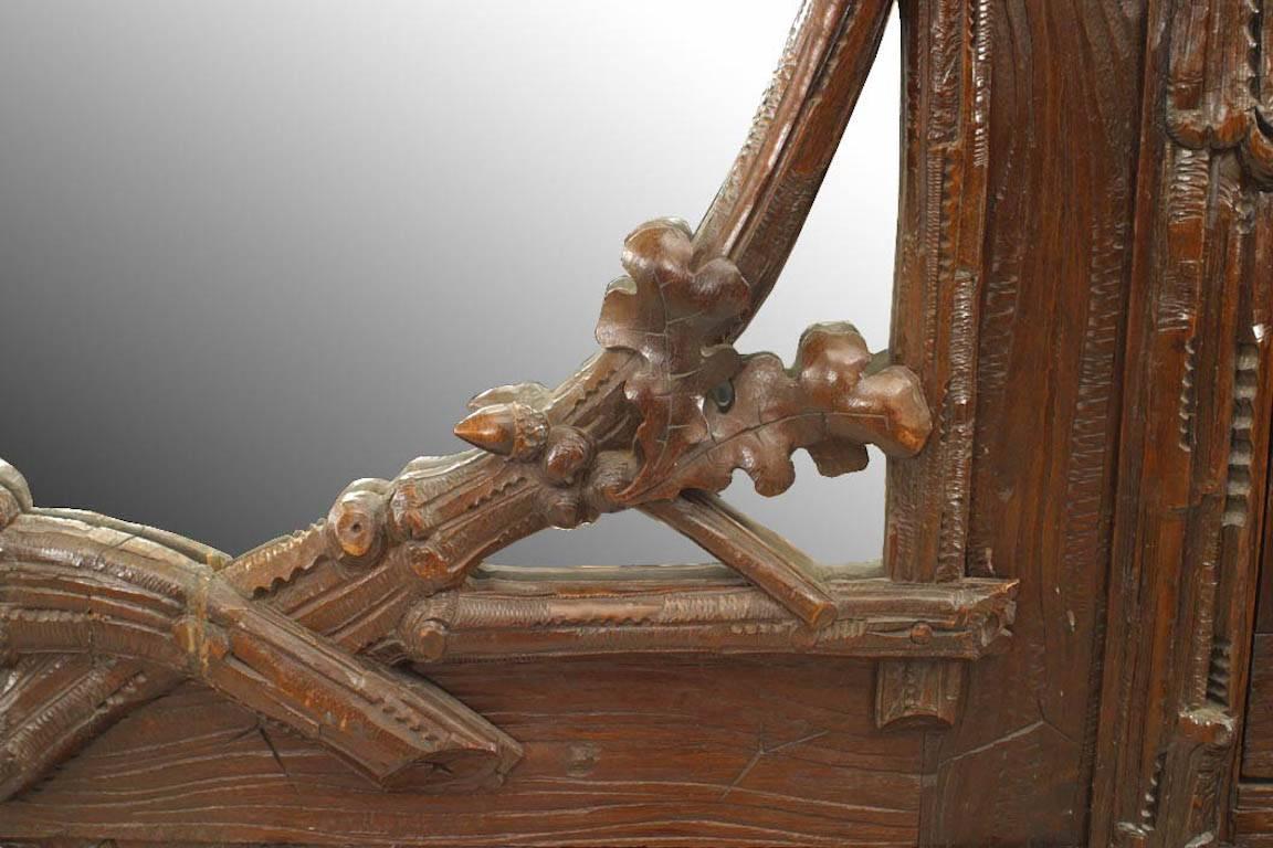 Rustikaler geschnitzter Tierkopf-Schrank aus Schwarzwälder Walnussholz im Angebot 3