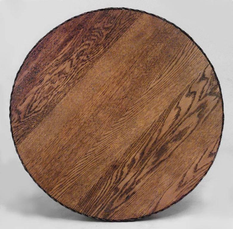Table centrale American Mission en osier naturel avec plateau rond en chêne et base à piédestal tressé avec tablier festonné
