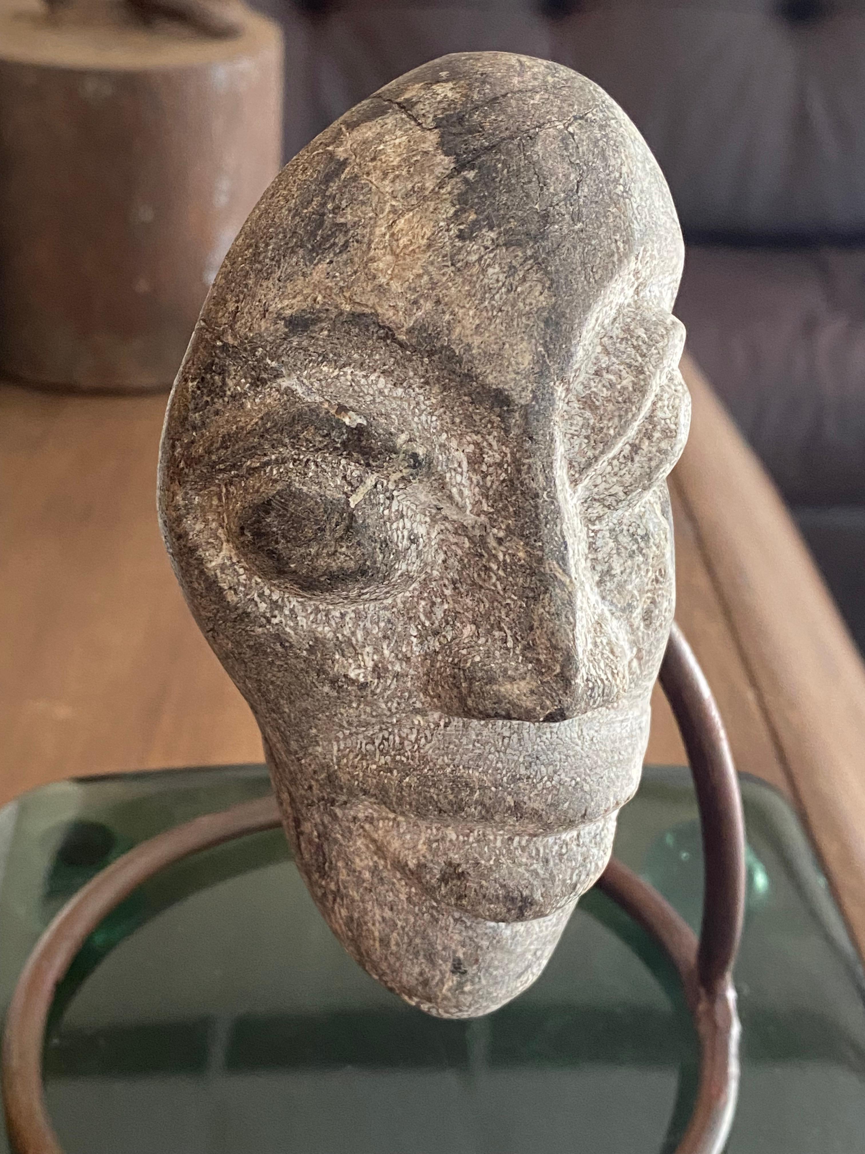 Tribal Sculpture faciale en pierre sculptée montée (Indonésie) en vente