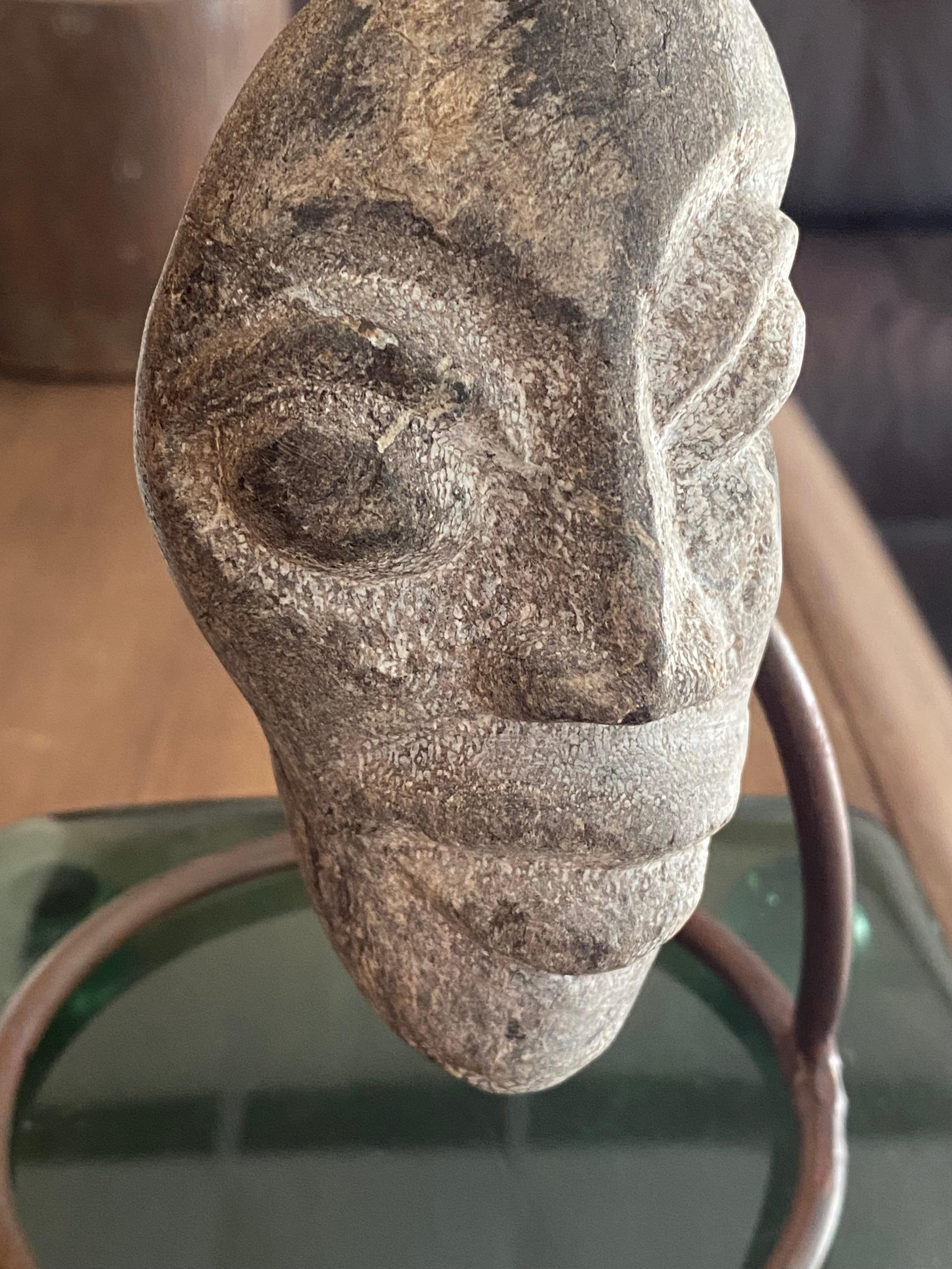 Indonésien Sculpture faciale en pierre sculptée montée (Indonésie) en vente