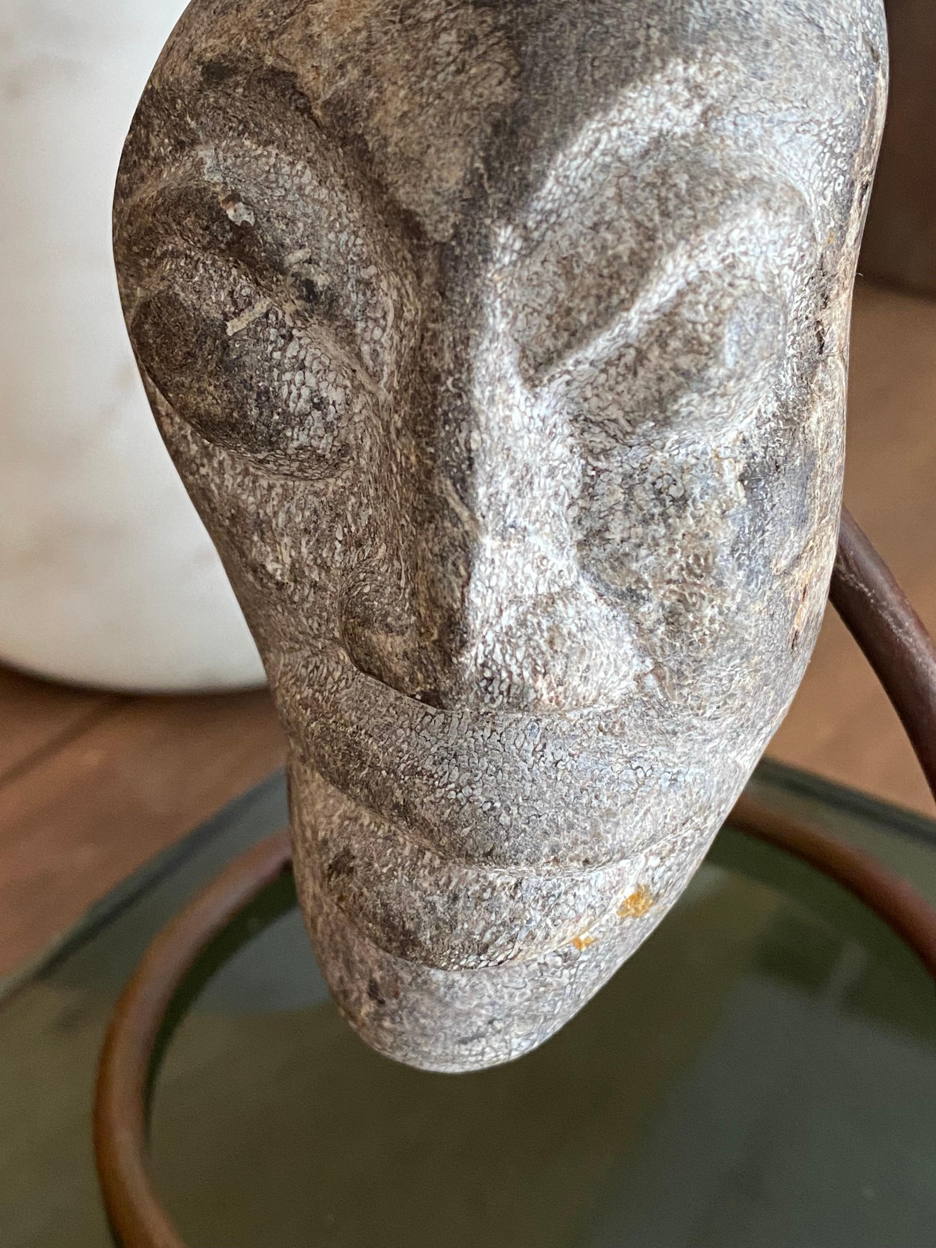 Sculpté à la main Sculpture faciale en pierre sculptée montée (Indonésie) en vente