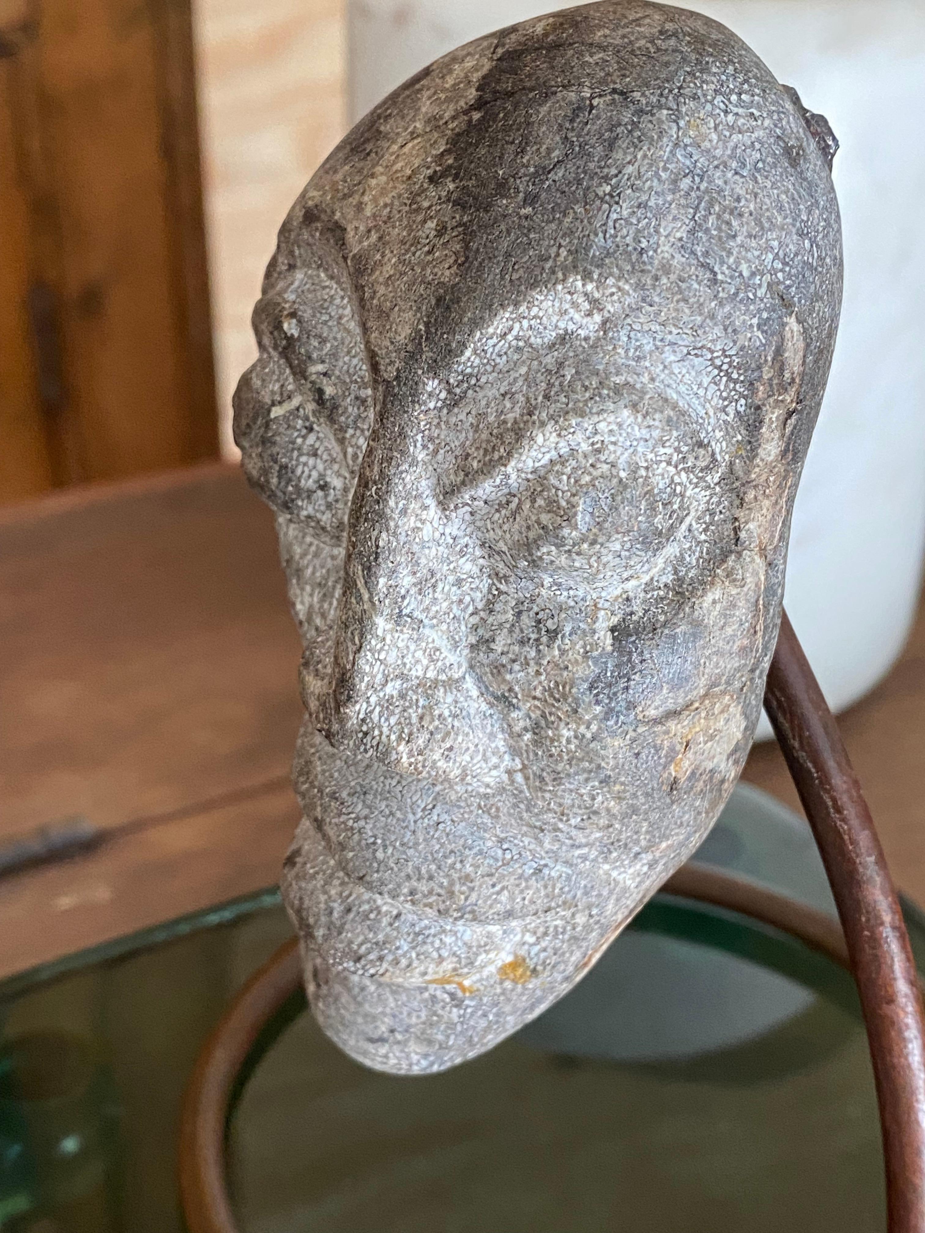 Sculpture faciale en pierre sculptée montée (Indonésie) Bon état - En vente à Round Top, TX