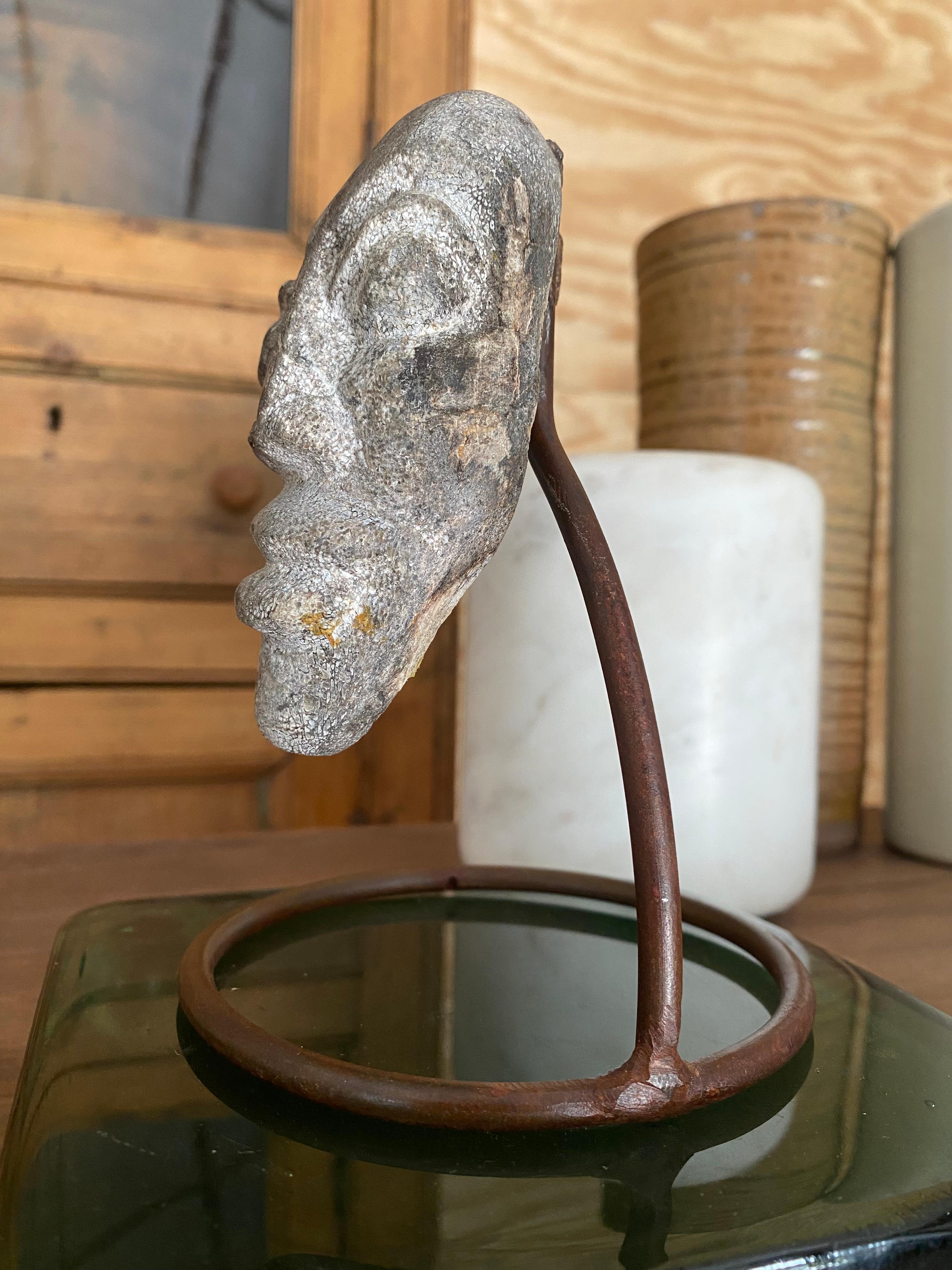20ième siècle Sculpture faciale en pierre sculptée montée (Indonésie) en vente