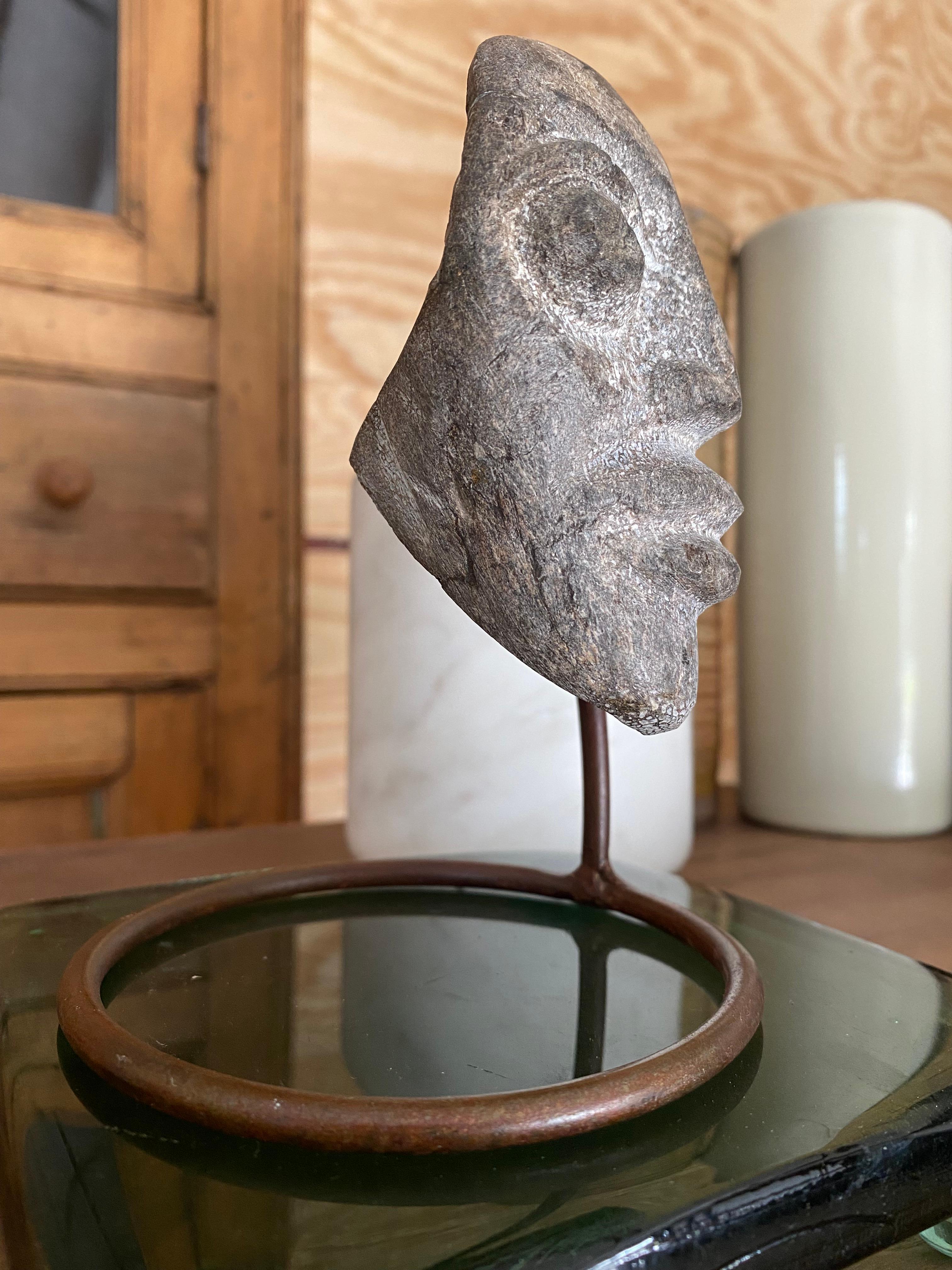 Acier Sculpture faciale en pierre sculptée montée (Indonésie) en vente