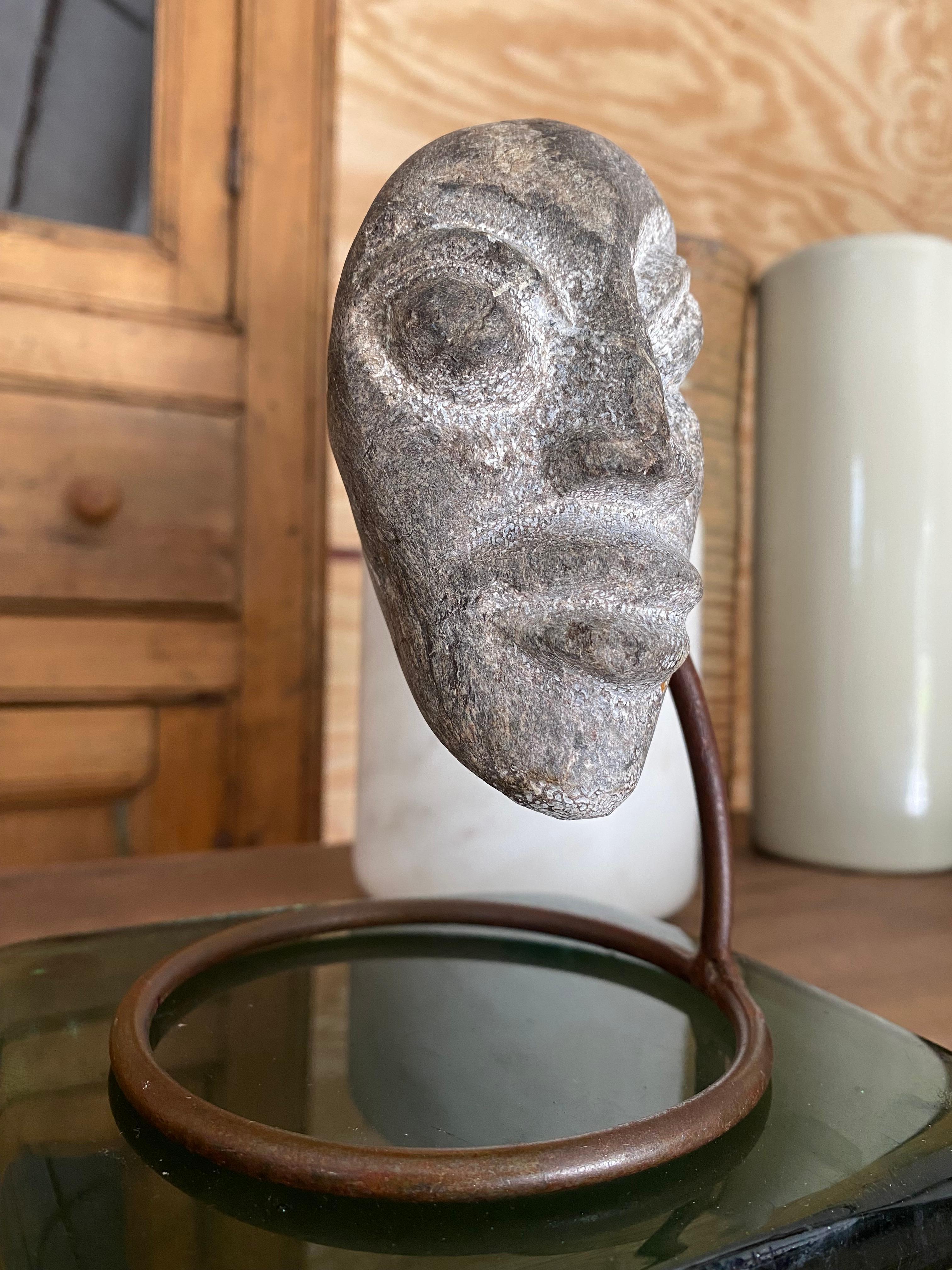 Sculpture faciale en pierre sculptée montée (Indonésie) en vente 1