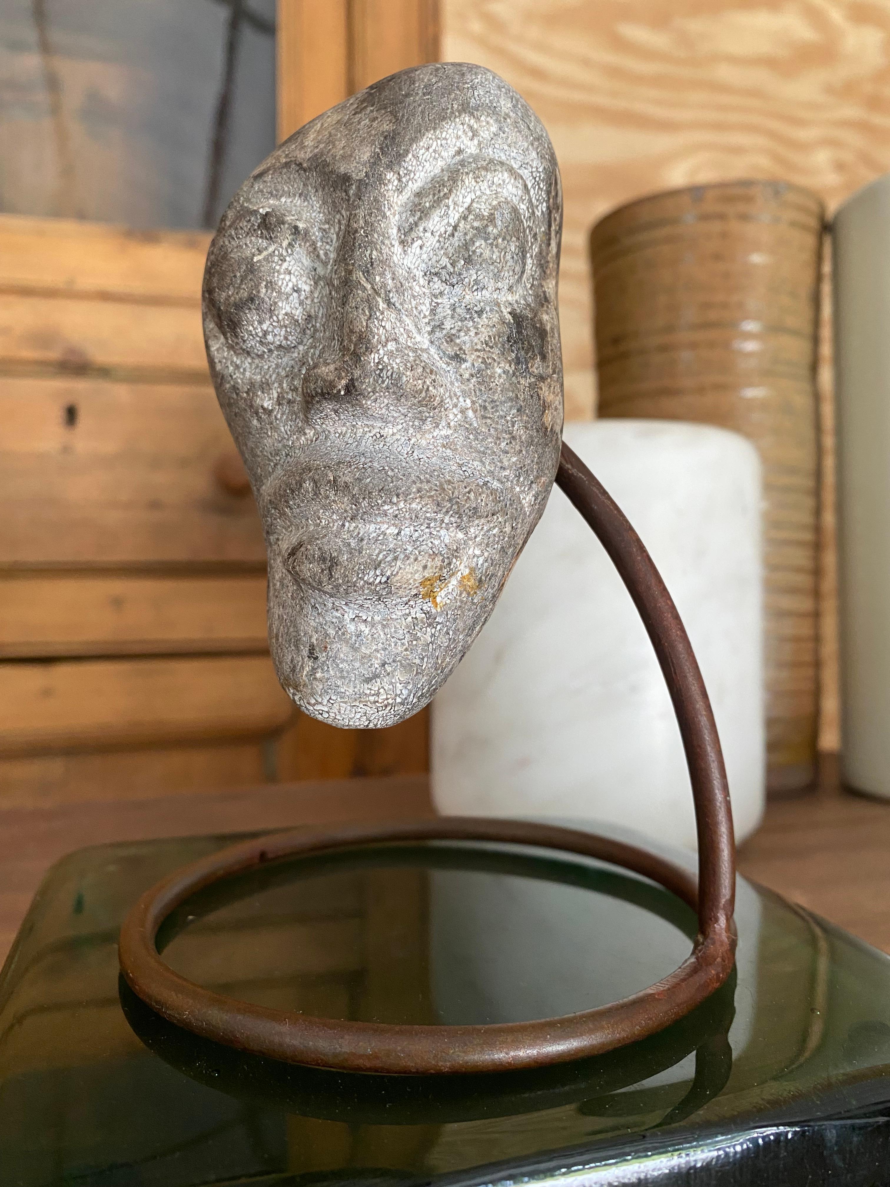 Sculpture faciale en pierre sculptée montée (Indonésie) en vente 2
