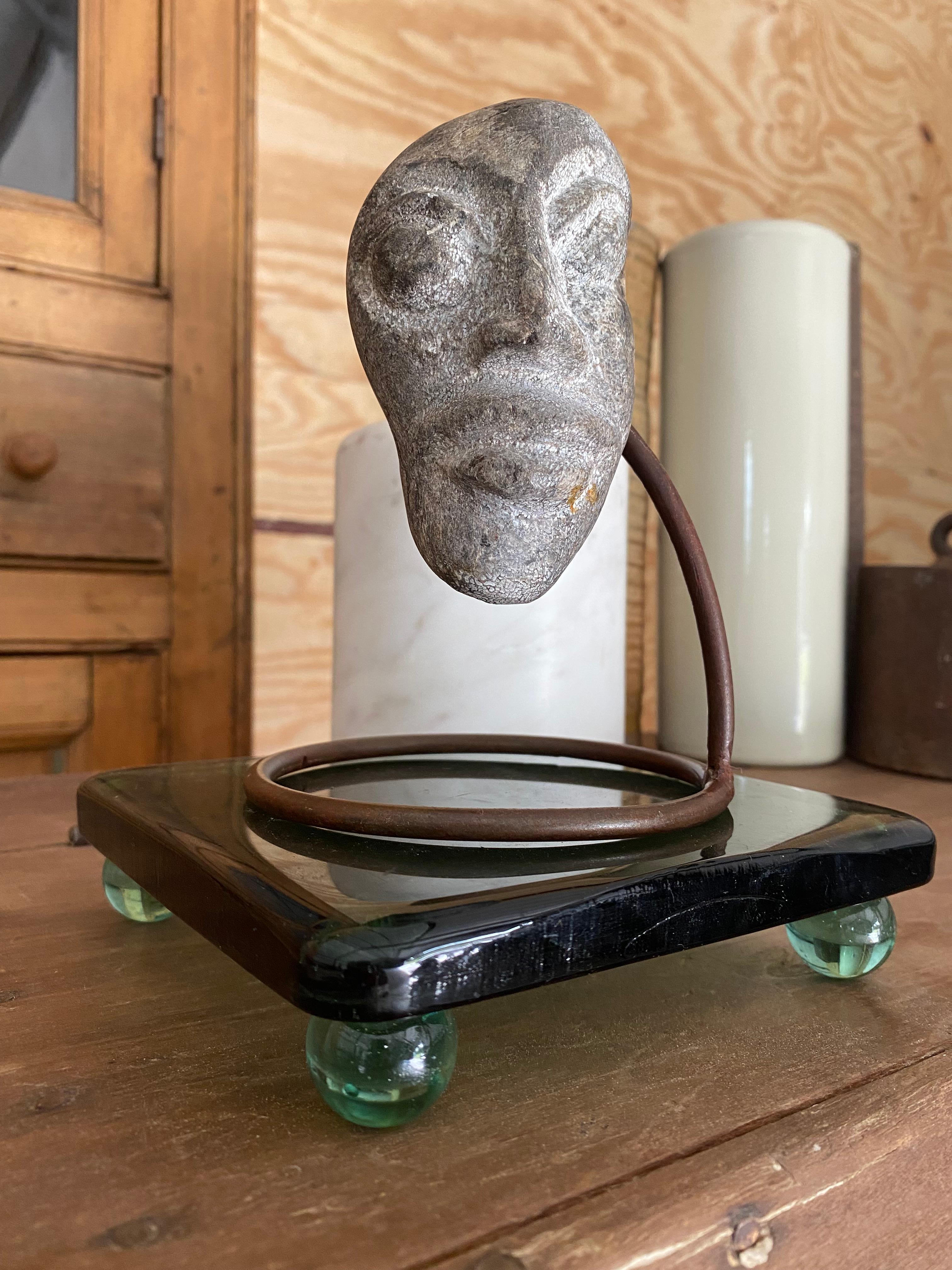 Sculpture faciale en pierre sculptée montée (Indonésie) en vente 3