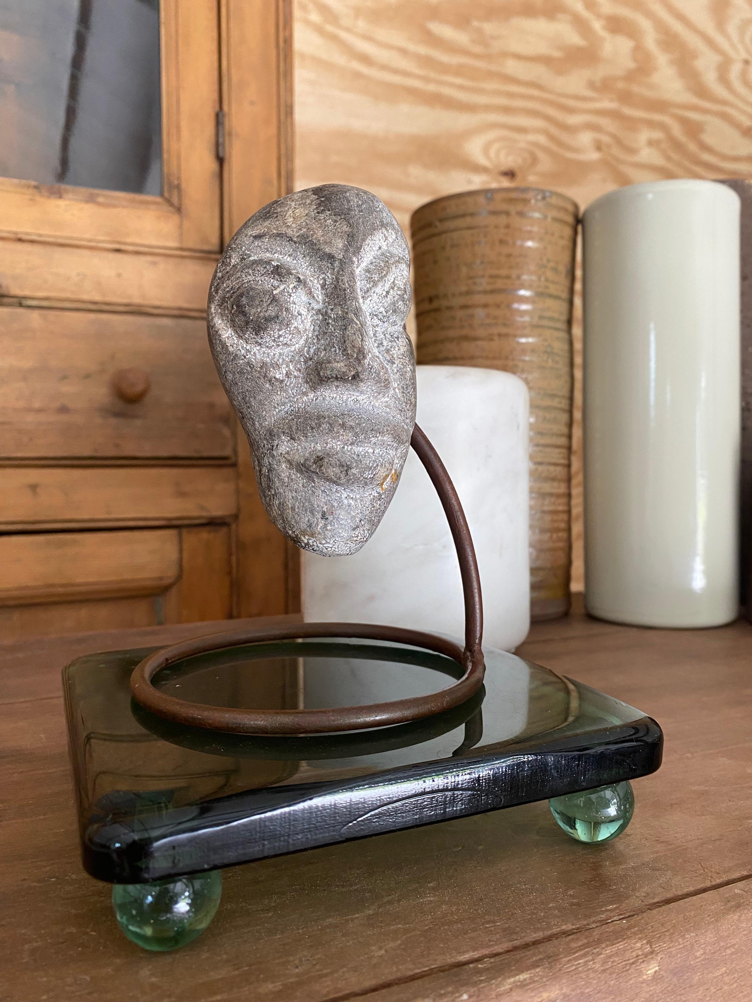 Sculpture faciale en pierre sculptée montée (Indonésie) en vente 4