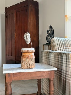 Surrealistische Gesichtsskulptur aus behauenem Stein mit Stahlsockel im Tribal-Stil auf einem Sockel aus unbehandeltem Holz