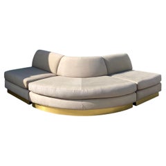 Monumentales Grubensofa mit Messing-Sockel