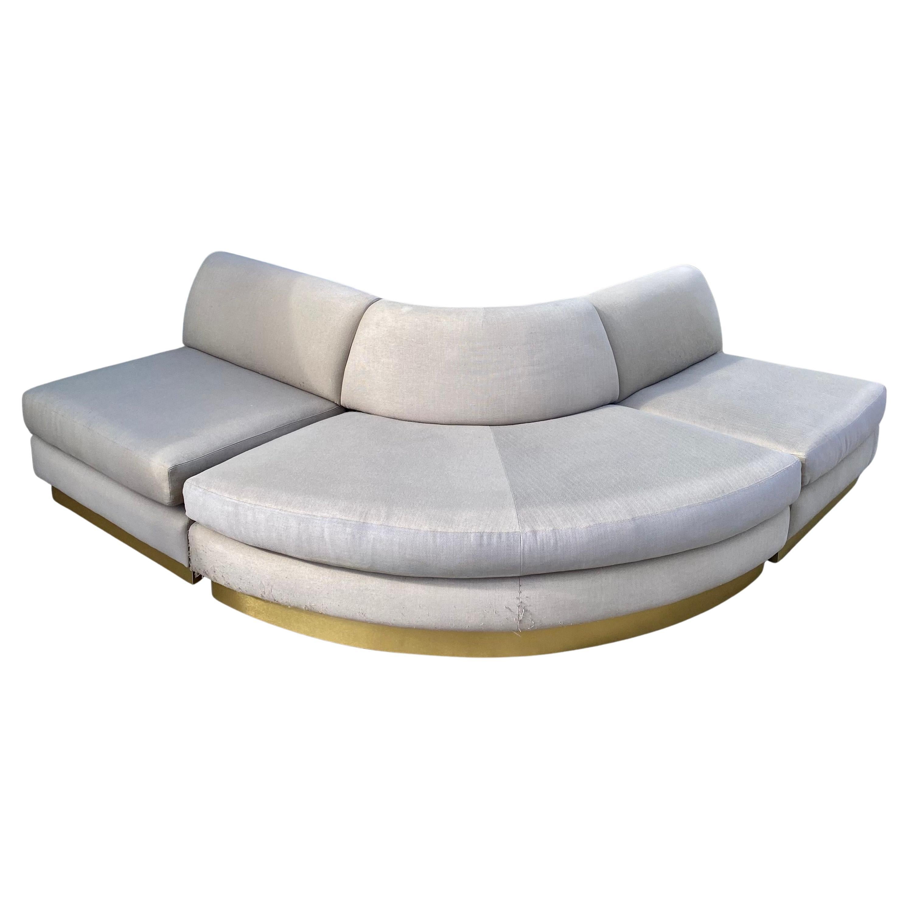 Divano monumentale componibile a pozzo con base a zoccolo in ottone in vendita