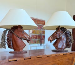 Lámparas de cuero con forma de caballo y pantallas ovaladas de lino: una casa de campo bohemia junto al lago, al estilo del suroeste