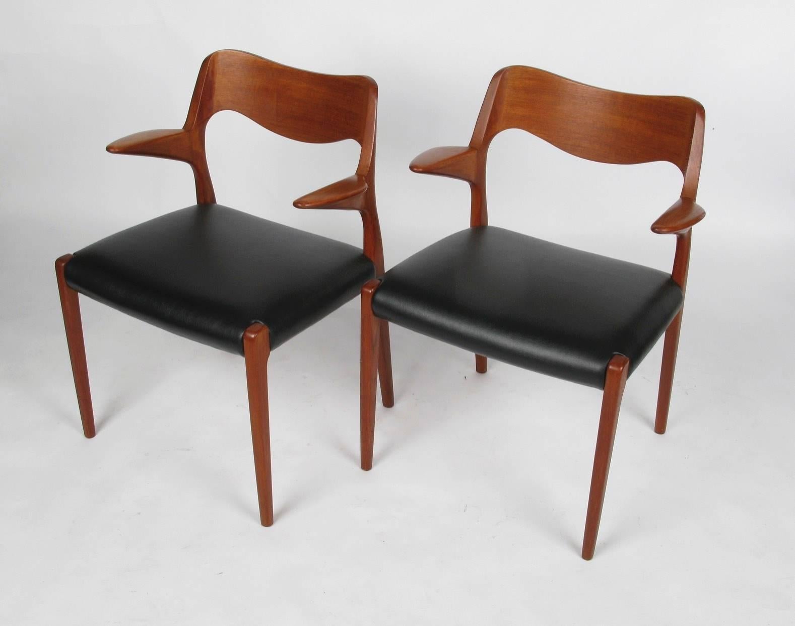 Set of Eight Niels Moller Dining Chairs, Two-Arm & Six Side 2
