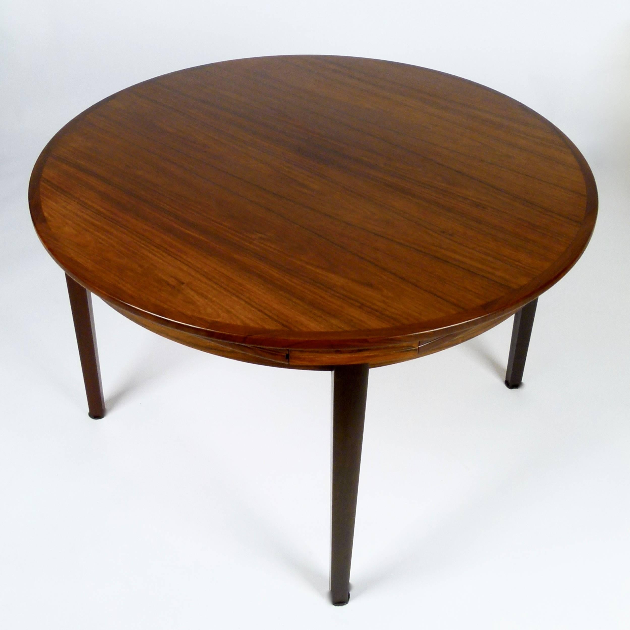 Dining table in rosewood by Dyrlund, Denmark, circa 1970. The 47