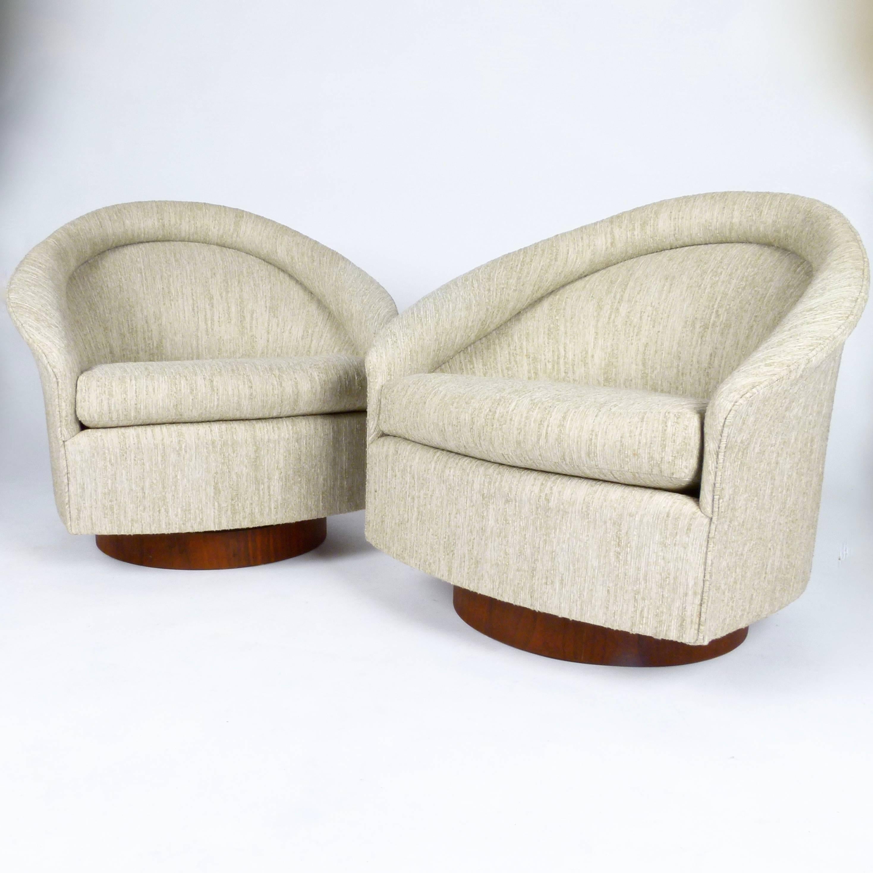 Pair of Milo Baughman Swivel Rocking Chairs In Excellent Condition In Atlanta, GA