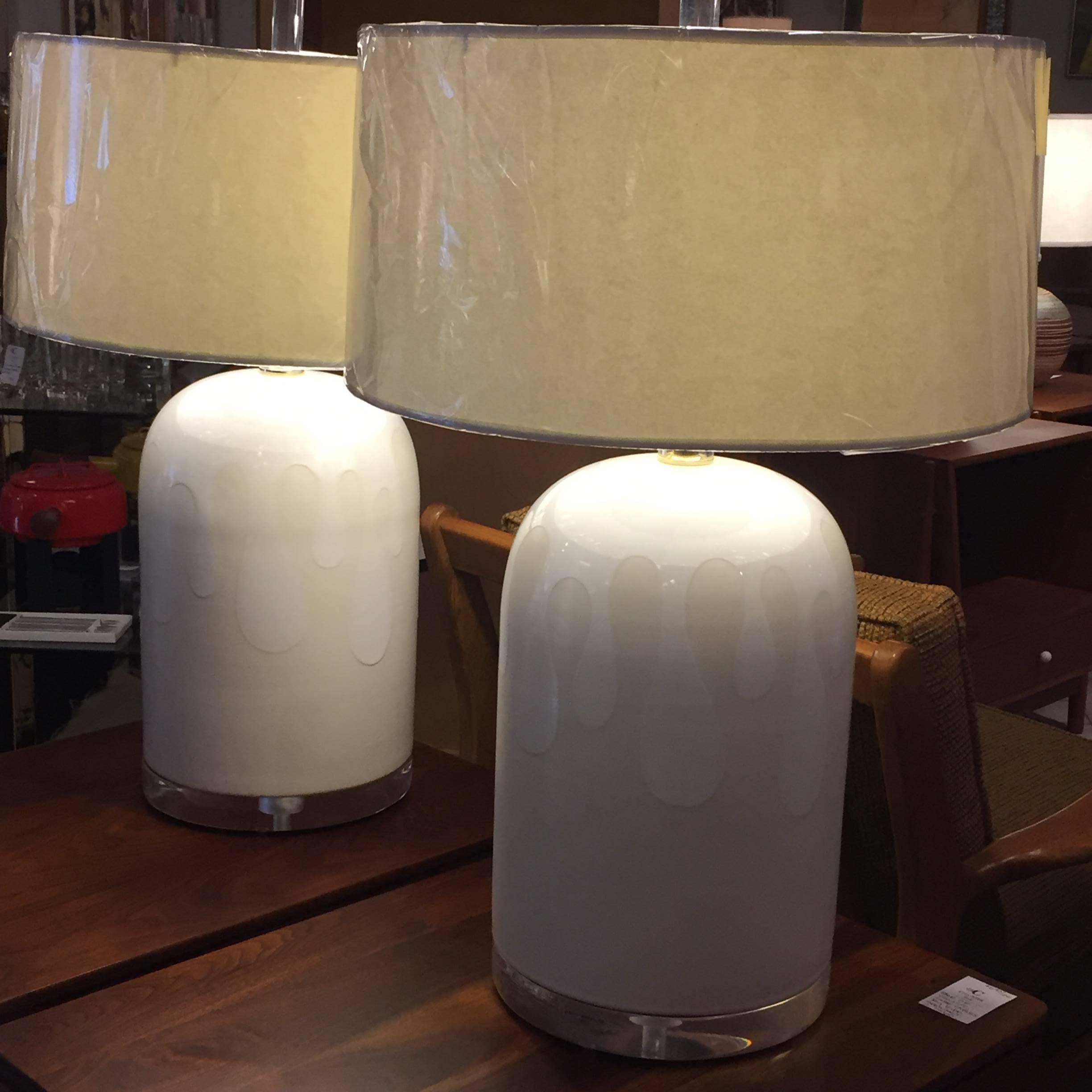 Pair of large cylindrical table lamps in white ceramic with white gloss drip-style glaze, brass hardware, and Lucite base and finial by Bauer Lamp Company. Measures: 18
