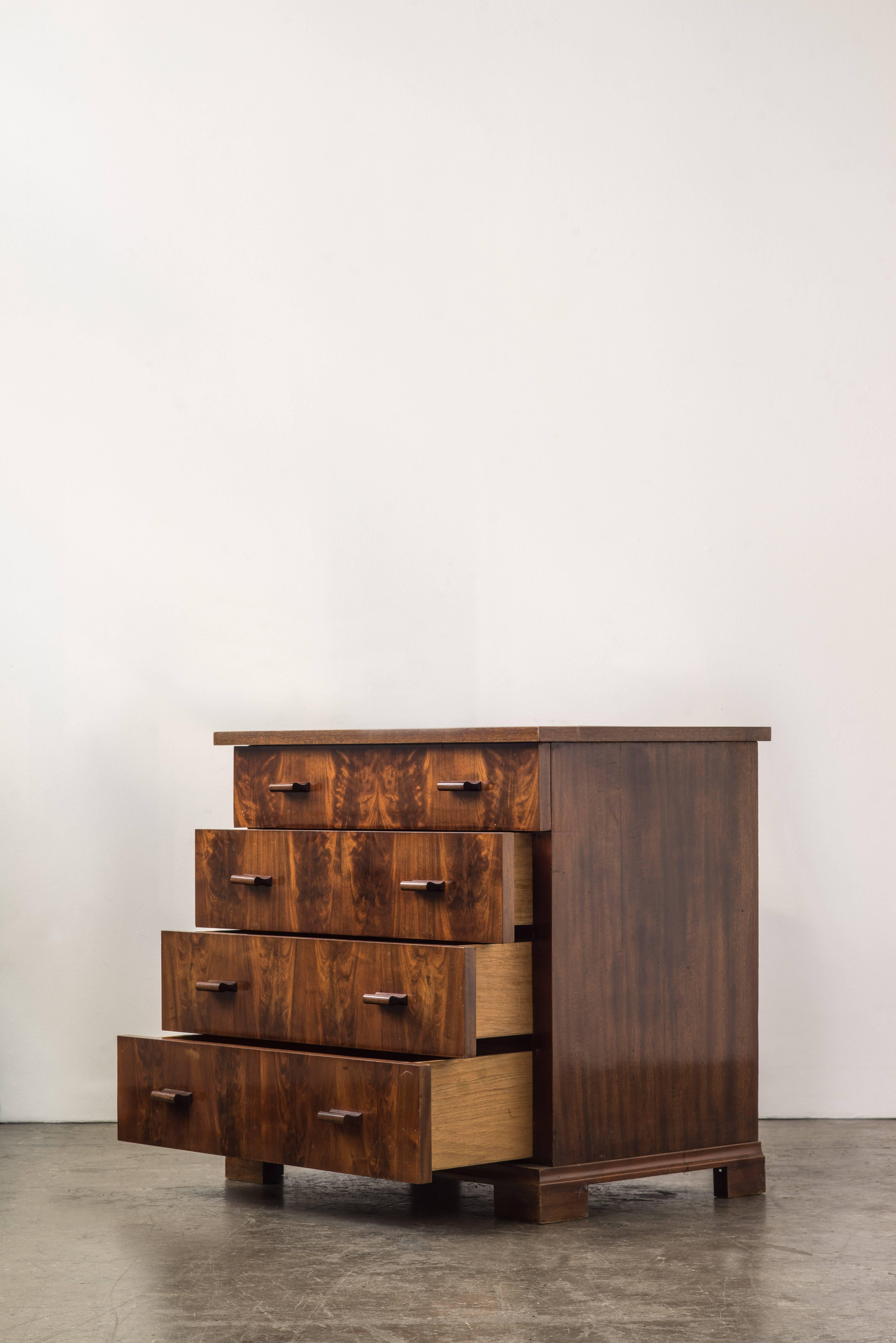 Chest in Fritz Schlegel style veneered walnut with rosewood handles. Drawers gradually get larger as you go down along the chest.

Measures: H 73 cm, D 50.5 cm, W 78 cm. Signs of wear.
