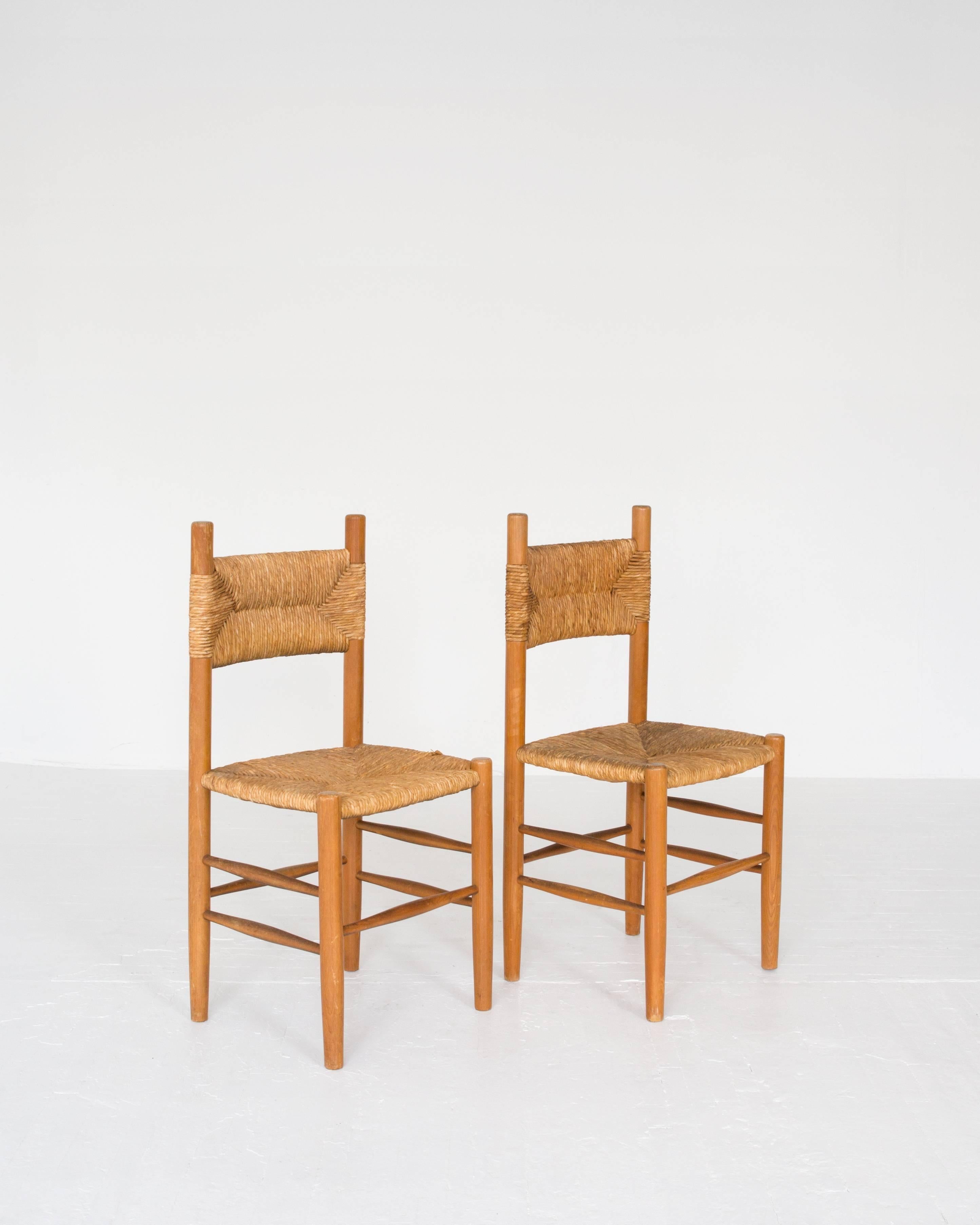 A set of six rush French dining chairs in the style of Charlotte Perriand and Pierre Gautier-Delaye.
Offered by ASH NYC. 
