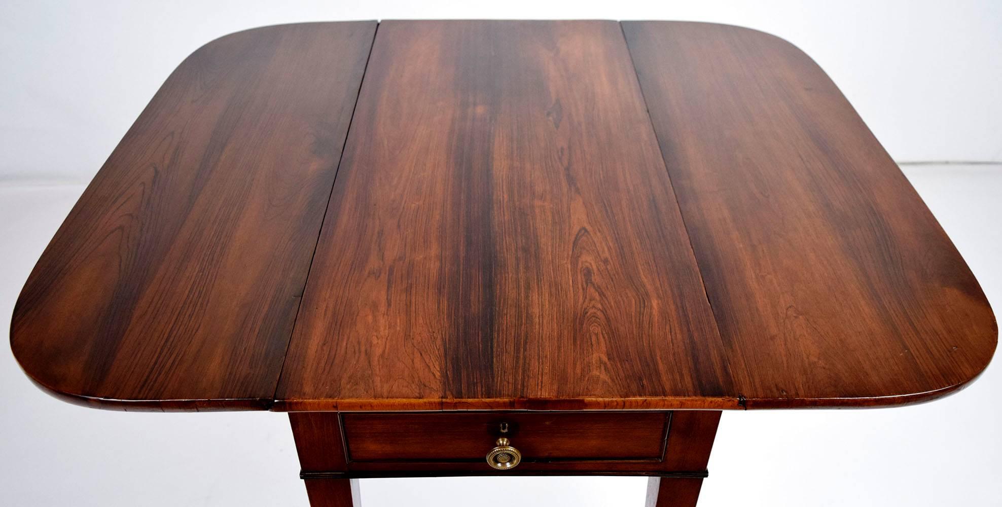 19th Century English Pembroke-Style Table In Excellent Condition In Los Angeles, CA