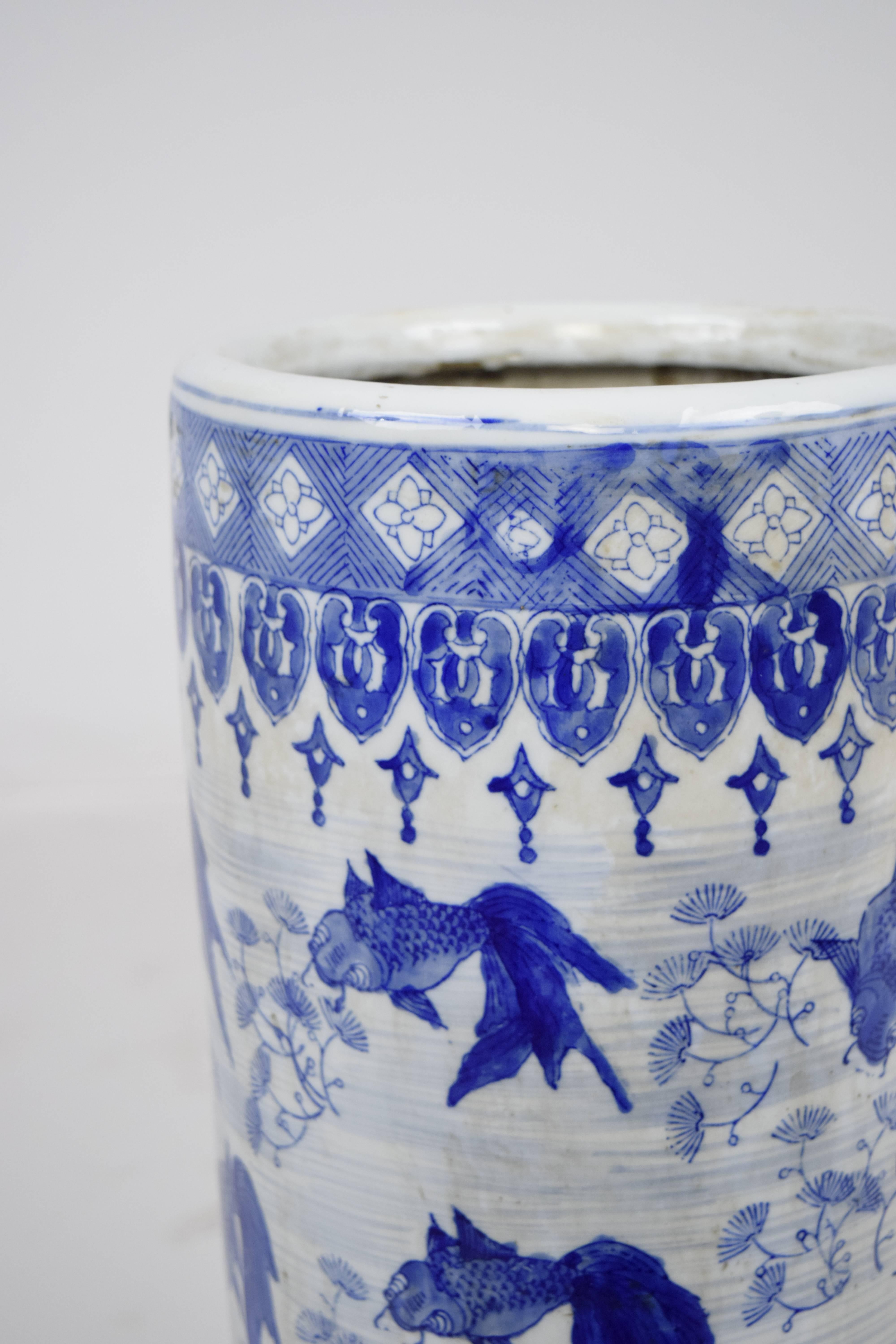 This 1950s Vintage chinoiserie style umbrella stand is made from porcelain. The blue and white style of Chinese porcelains is one of the most popular styles to come from China in the middle of the 20th Century. These porcelain pieces are made by