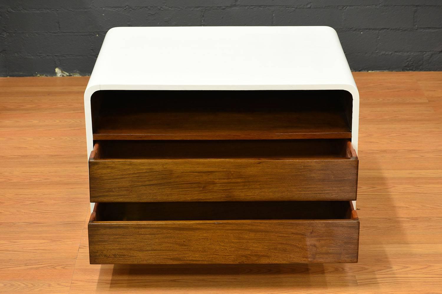 Pair of Mid-Century Modern Style Nightstands In Excellent Condition In Los Angeles, CA
