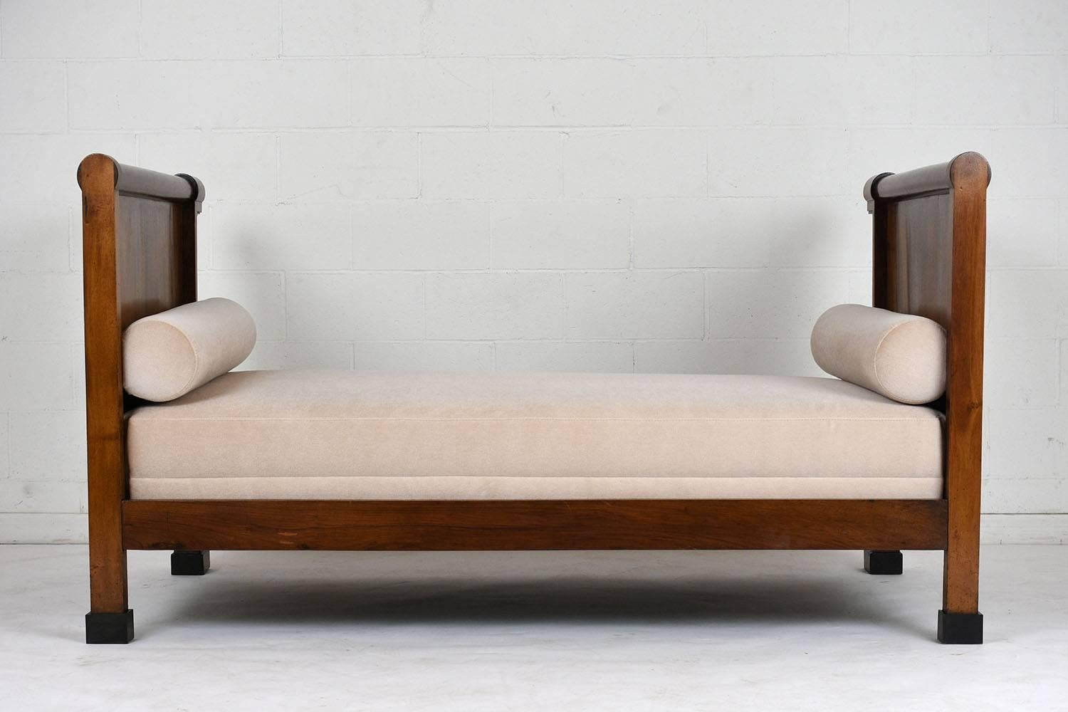 19th Century French Walnut Empire-style Daybed In Excellent Condition In Los Angeles, CA