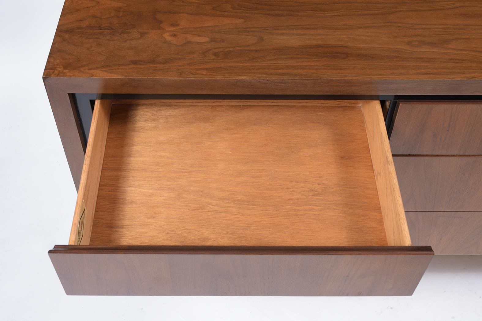 Vintage Mid-Century Modern Walnut Chest of Drawers In Good Condition In Los Angeles, CA