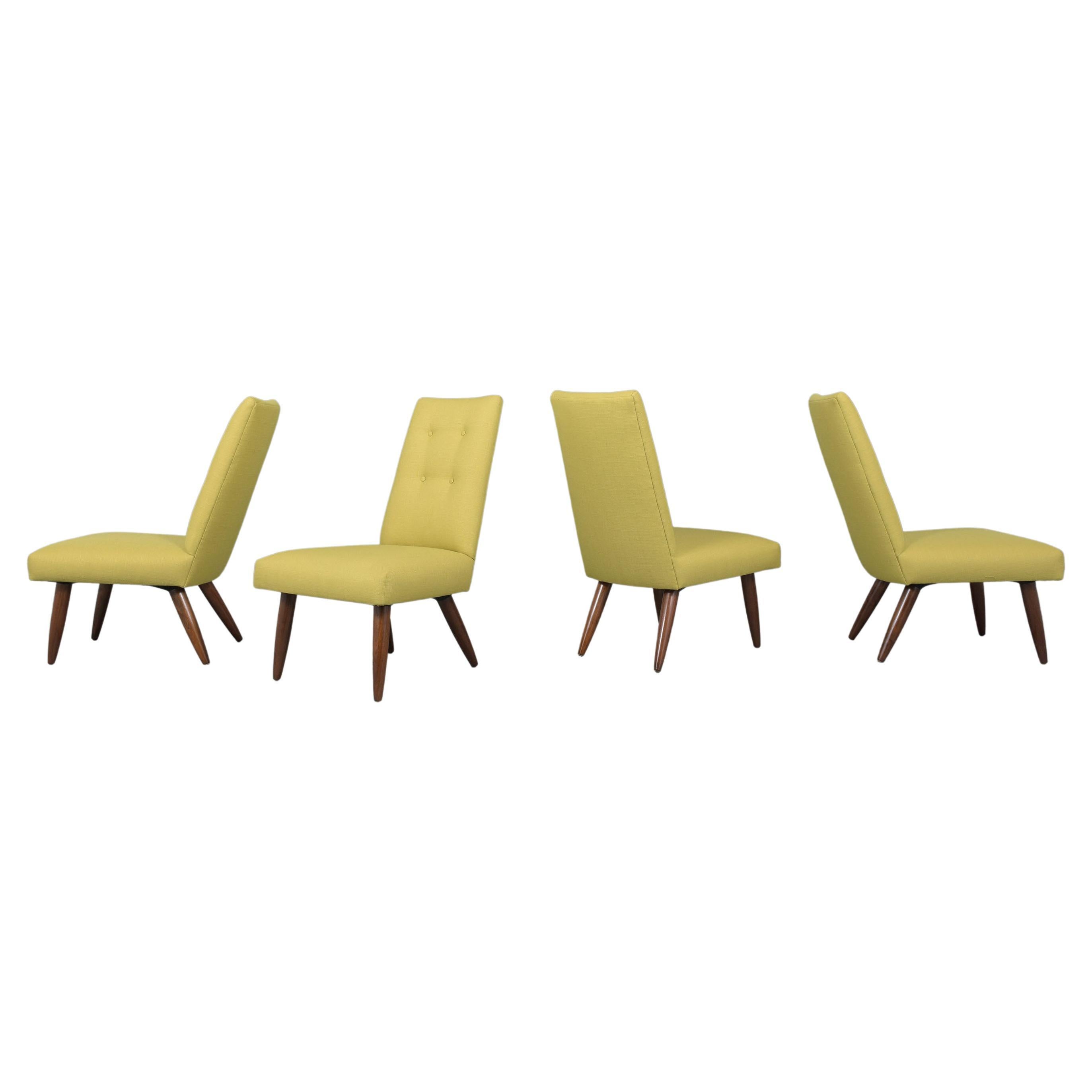 Juego de cuatro sillas de comedor tapizadas danesas modernas