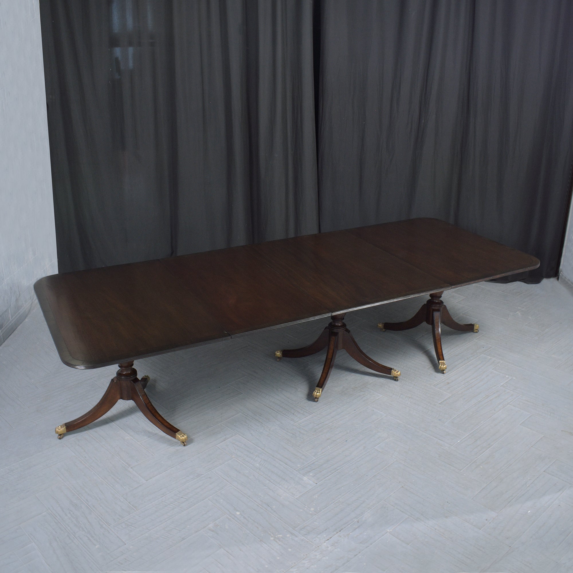 Restored 1890s George III Mahogany Dining Table with Extendable Leaves For Sale 5