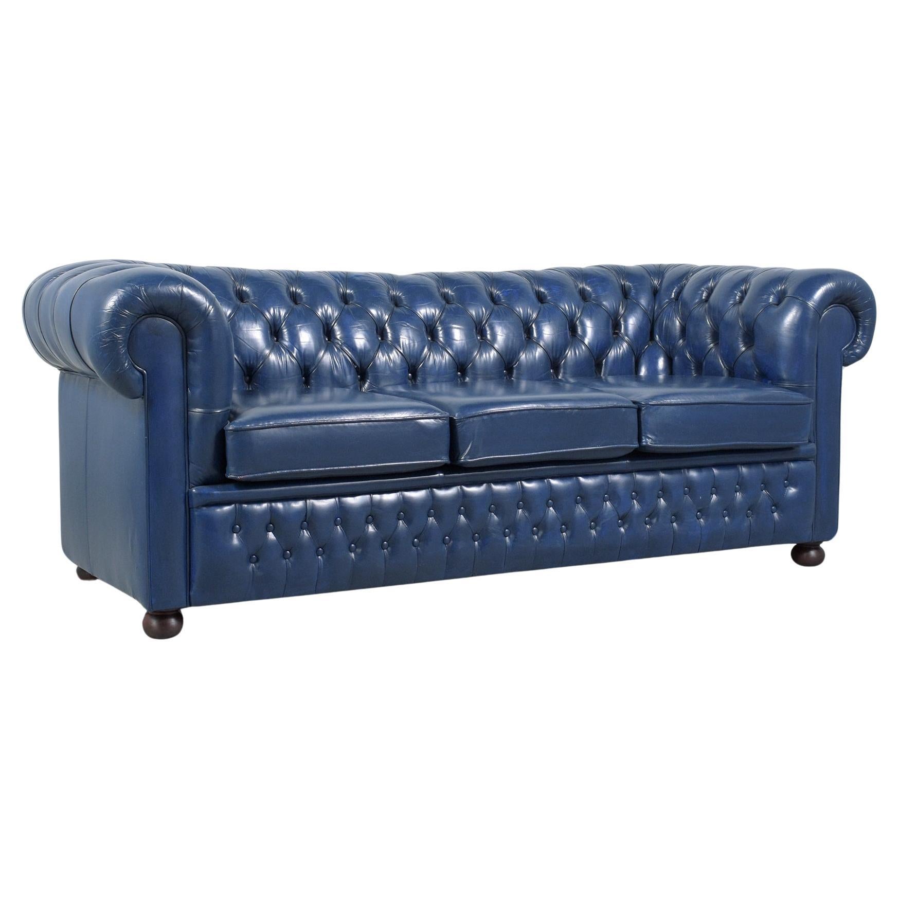 Canapé Chesterfield vintage restauré en cuir bleu marine vieilli