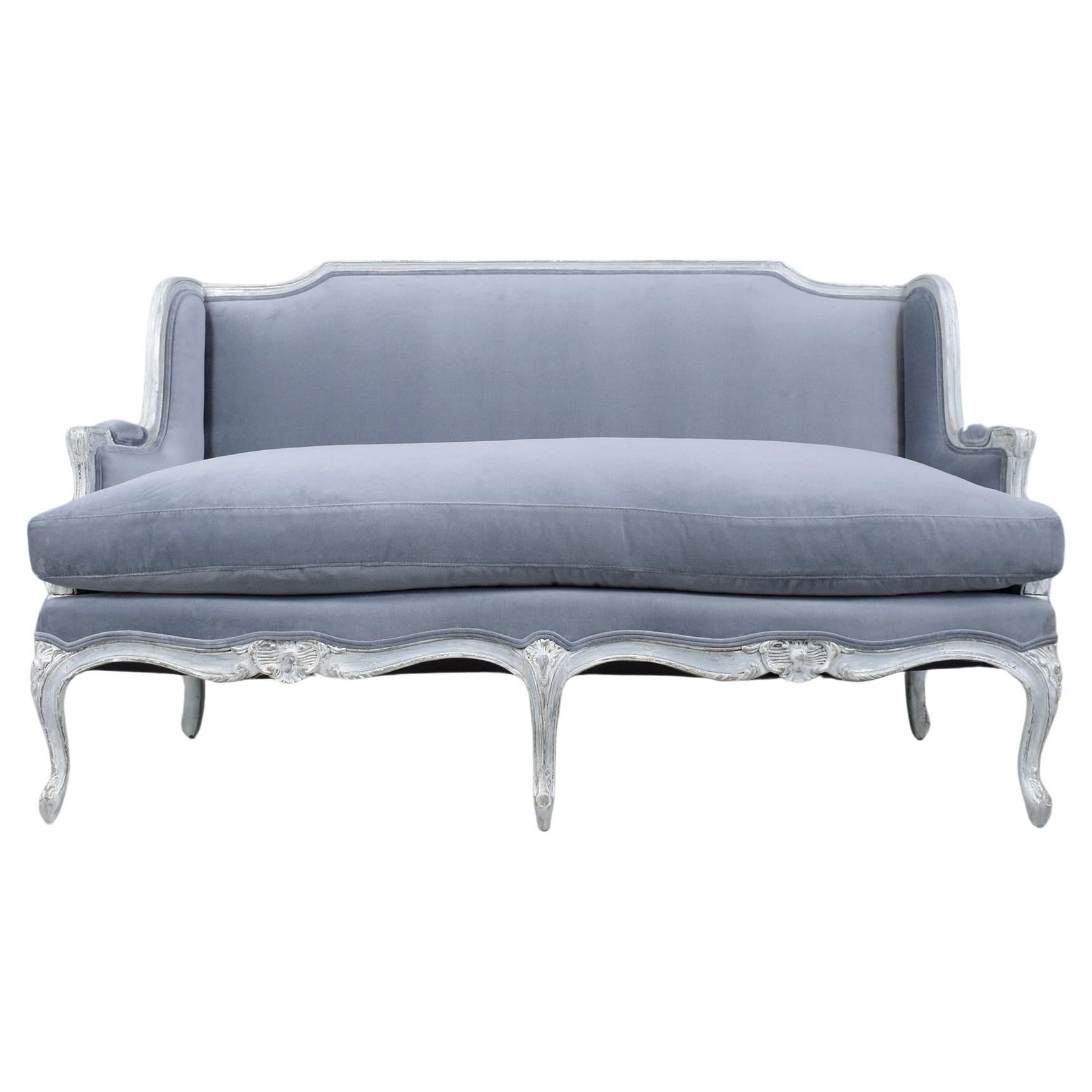 Restaurierter französischer Loveseat im Louis XV-Stil: Zeitlose Eleganz neu definiert im Angebot