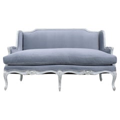 Restaurierter französischer Loveseat im Louis XV-Stil: Zeitlose Eleganz neu definiert