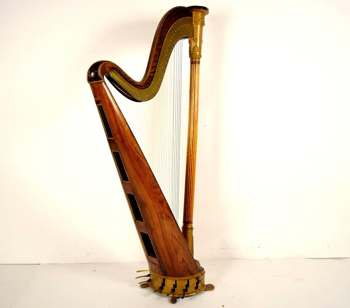 Beautiful 1880s T Dodds Decorative Musical Harp. Made from wood and brass, in a maple and gold color finish. Has a front carved column with carvings on top and on the bottom, a plaque on the side that has T Dodds London N.582 3 Berners Street. The