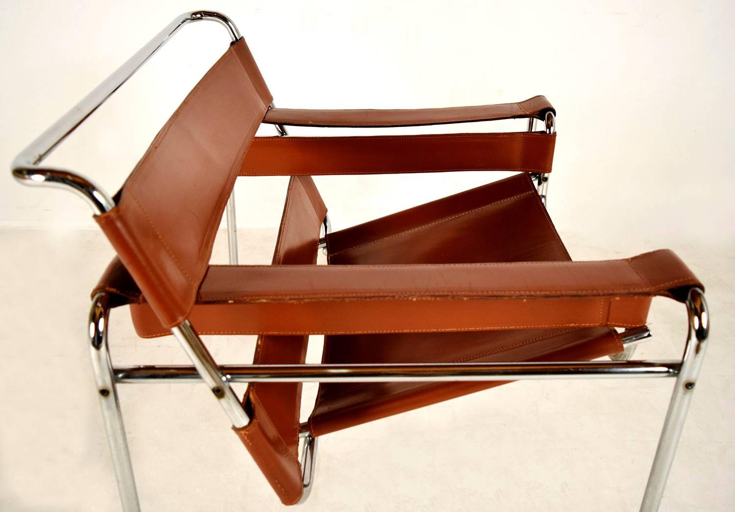 Vintage Pair of Leather and Chrome Wassily Chairs In Excellent Condition In Los Angeles, CA