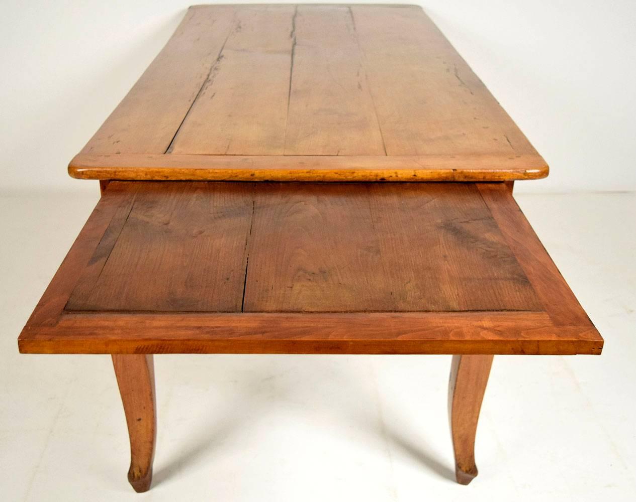 French Walnut Early 19th Century Provincial Farm Dining Table In Excellent Condition In Los Angeles, CA
