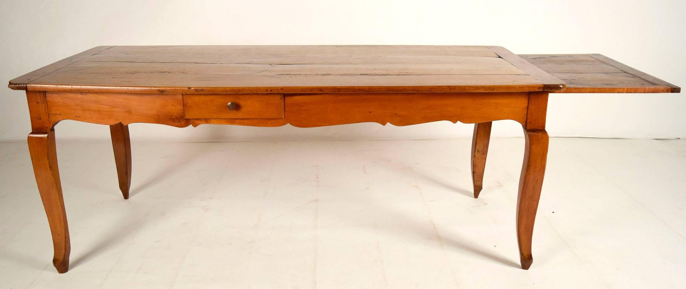 Patinated French Walnut Early 19th Century Provincial Farm Dining Table