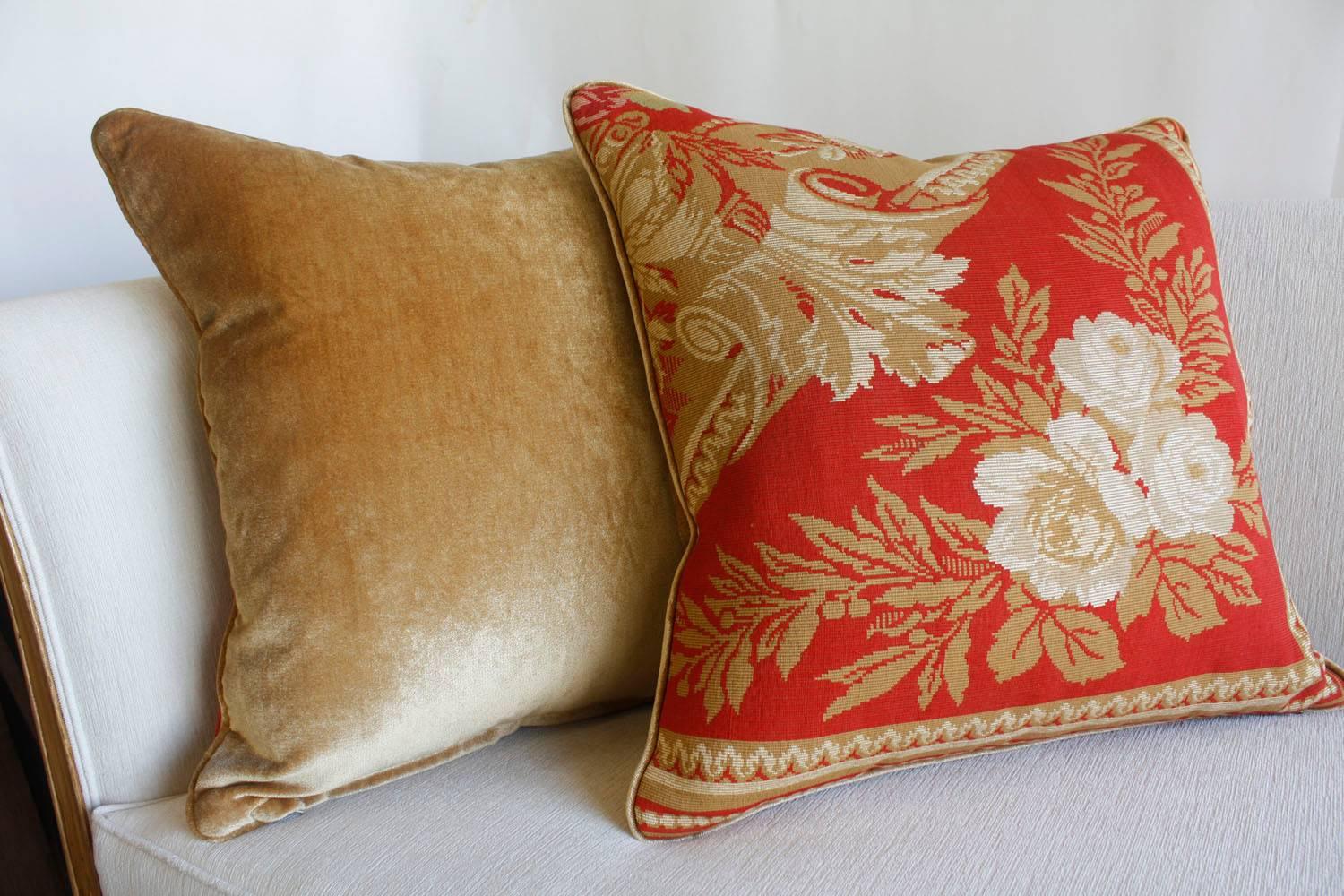 Pair of Neoclassical Style Throw Pillows In Excellent Condition In Los Angeles, CA