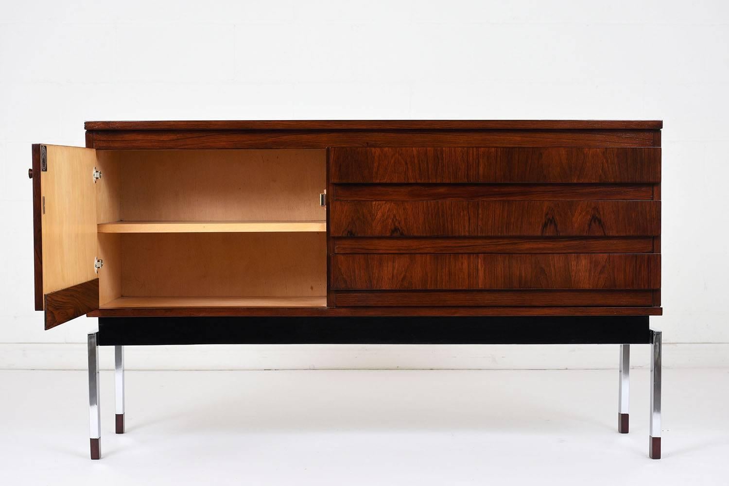 Mid-Century Modern Rosewood Credenza In Excellent Condition In Los Angeles, CA