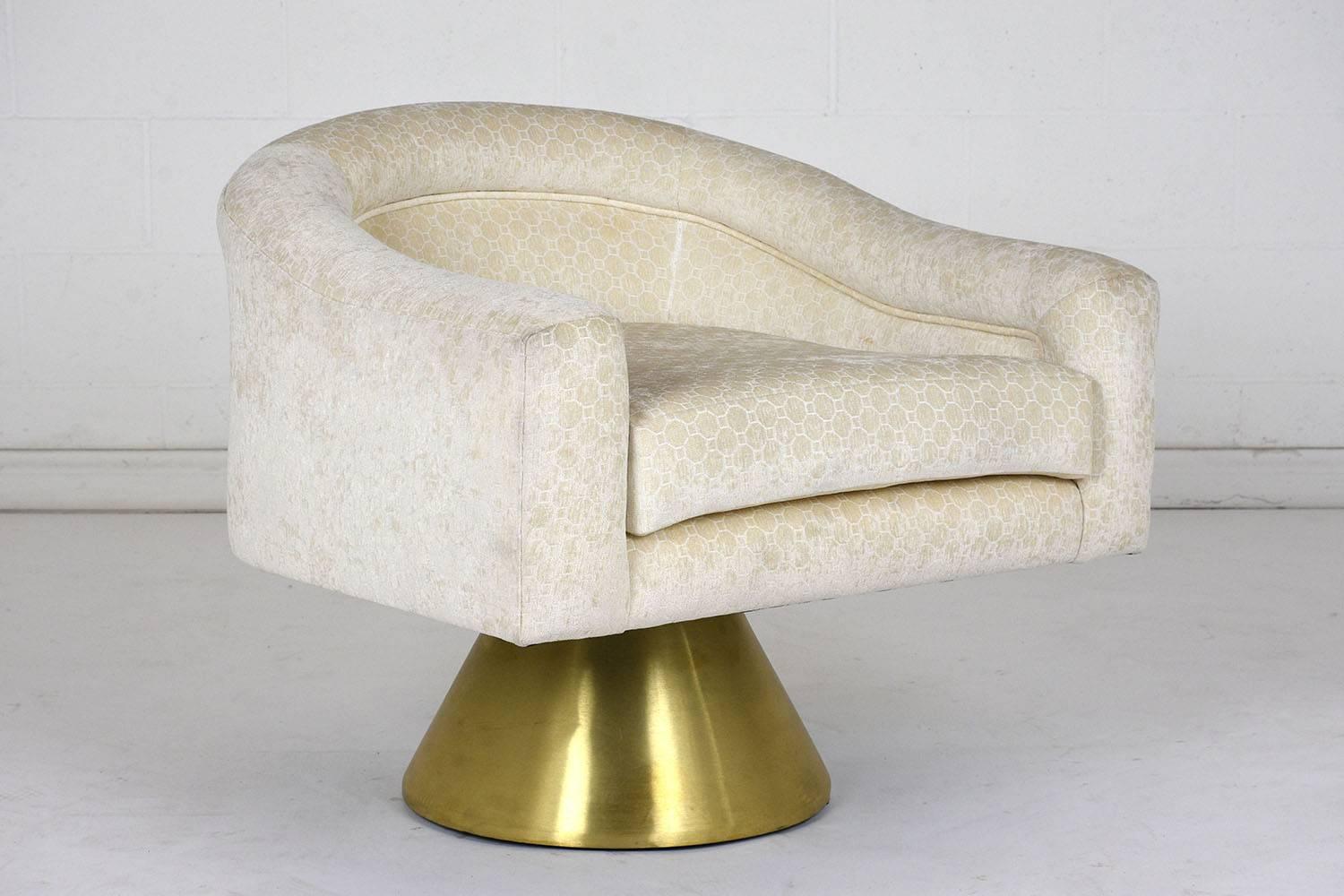 This 1960s Mid-Century Modern style swivel lounge chair is designed by Milo Baughman. The comfortable lounge chair has recently been professionally upholstered in an ivory color crushed velvet fabric with an octagon and square pattern. The fully