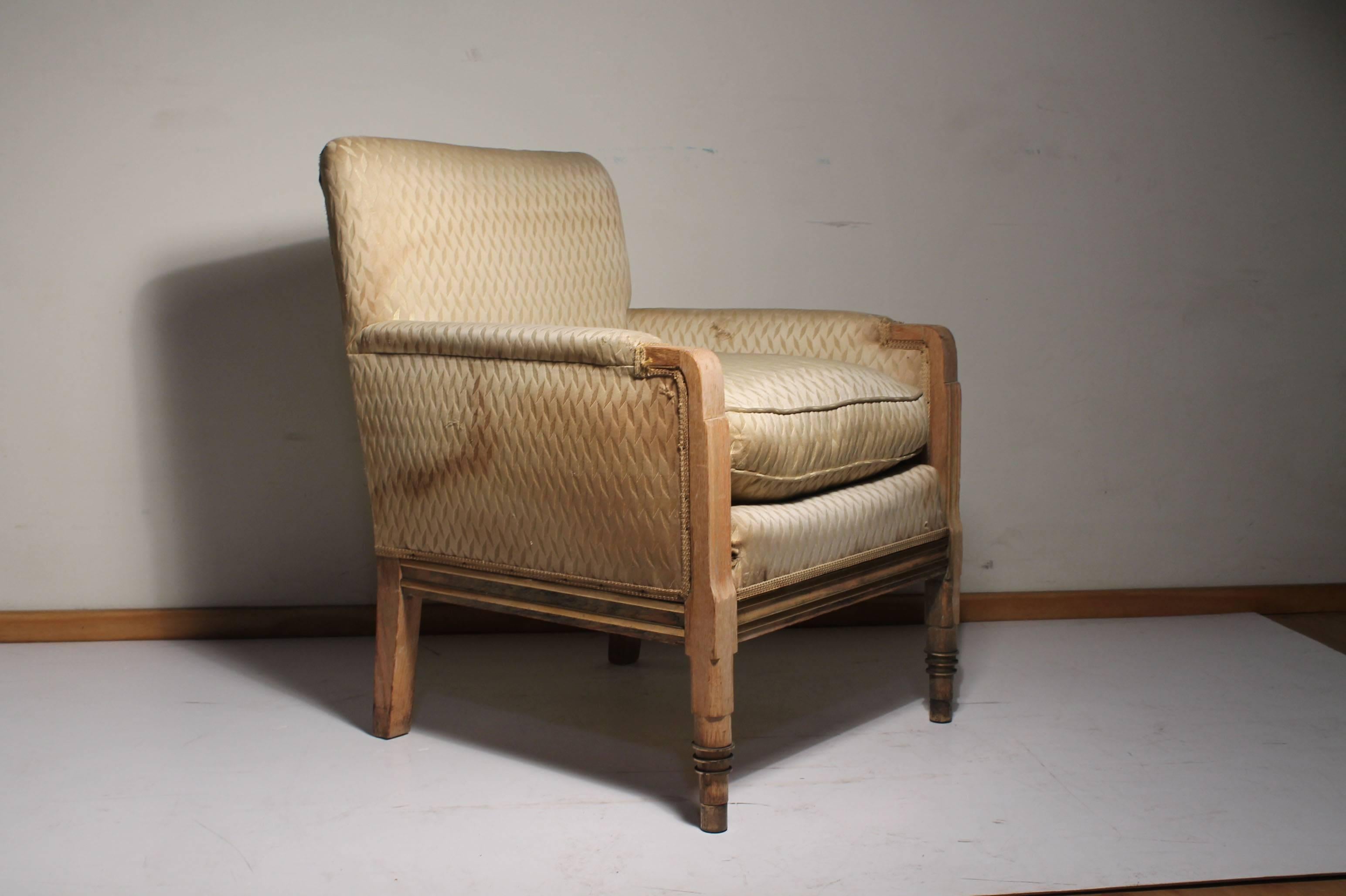 Completely period club chair. Either French or American deco. In the style Kem Weber, Gilbert Rohde, Walter Von Nessen

Has beautiful hardware details. ribbed on the side and front. Front legs have concentric metal rings on the feet with metal