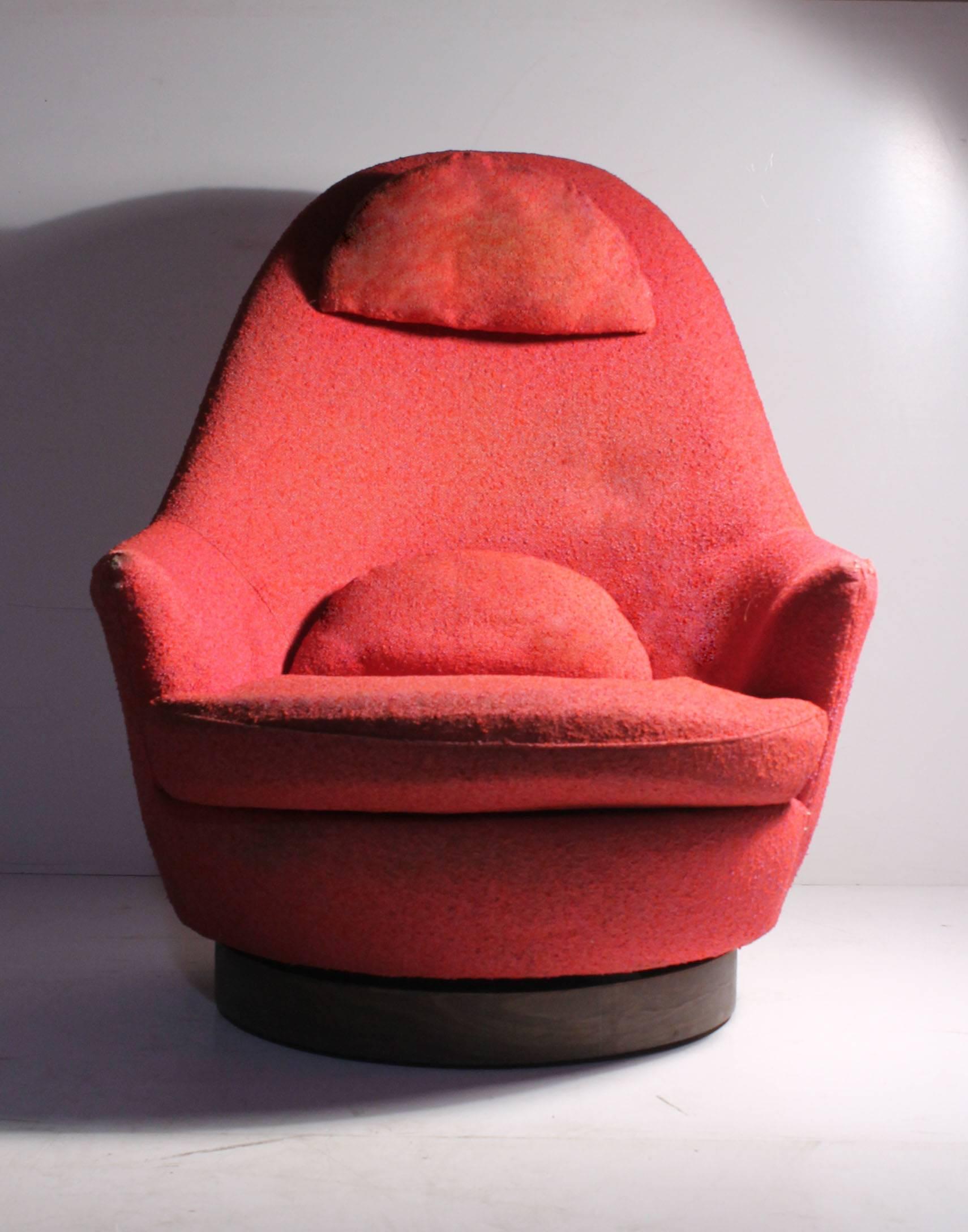 Vintage upholstered swivel lounge chair attributed to Milo Baughman. In the manner Harvey Probber and Adrian Pearsall