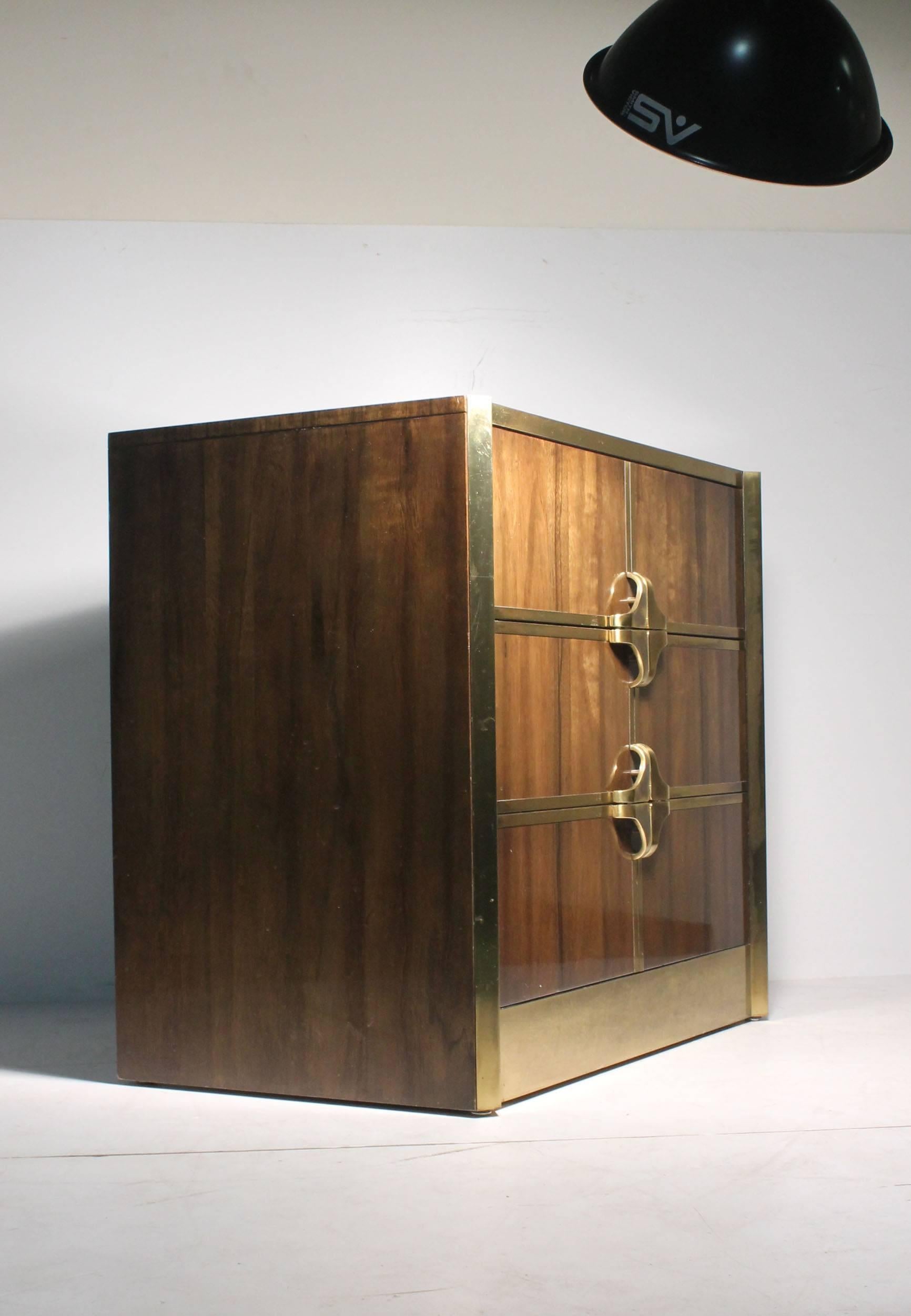 A fine Holly Regency Mastercraft chest of drawers / dresser in the manner of Tommi Parzinger, Renzo Rutili, Milo Baughman. Brass with a beautiful wood grain.

Can also serve as an impactful little sideboard, buffet, credenza.