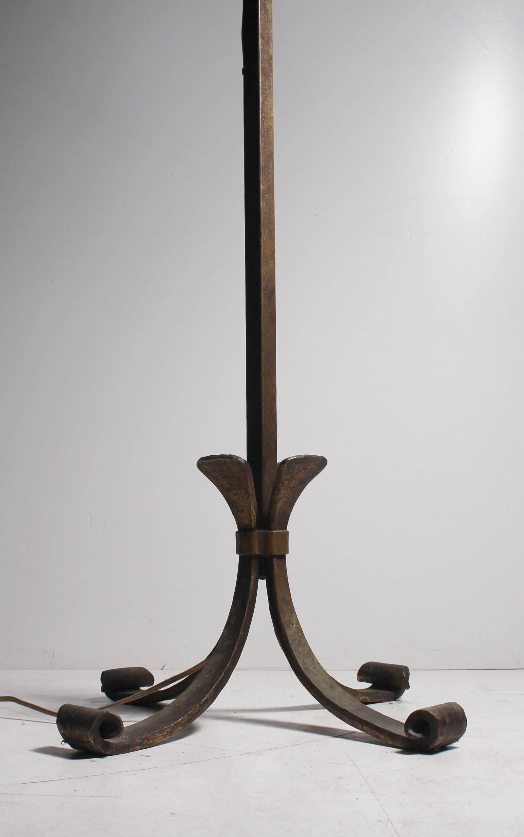 Handgeschmiedetete, vergoldete, vergoldete Art-déco- Fackel-Stehlampe aus Schmiedeeisen von Erwin Gruen im Zustand „Gut“ im Angebot in Chicago, IL