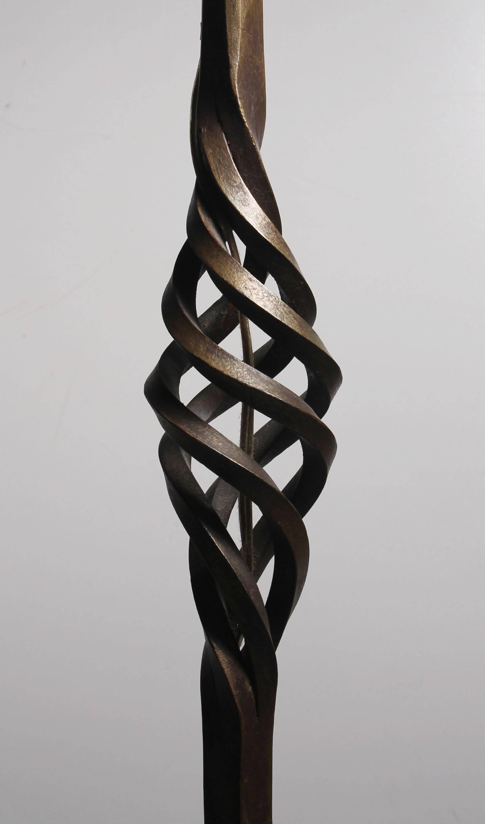 Handgeschmiedetete, vergoldete, vergoldete Art-déco- Fackel-Stehlampe aus Schmiedeeisen von Erwin Gruen (amerikanisch) im Angebot