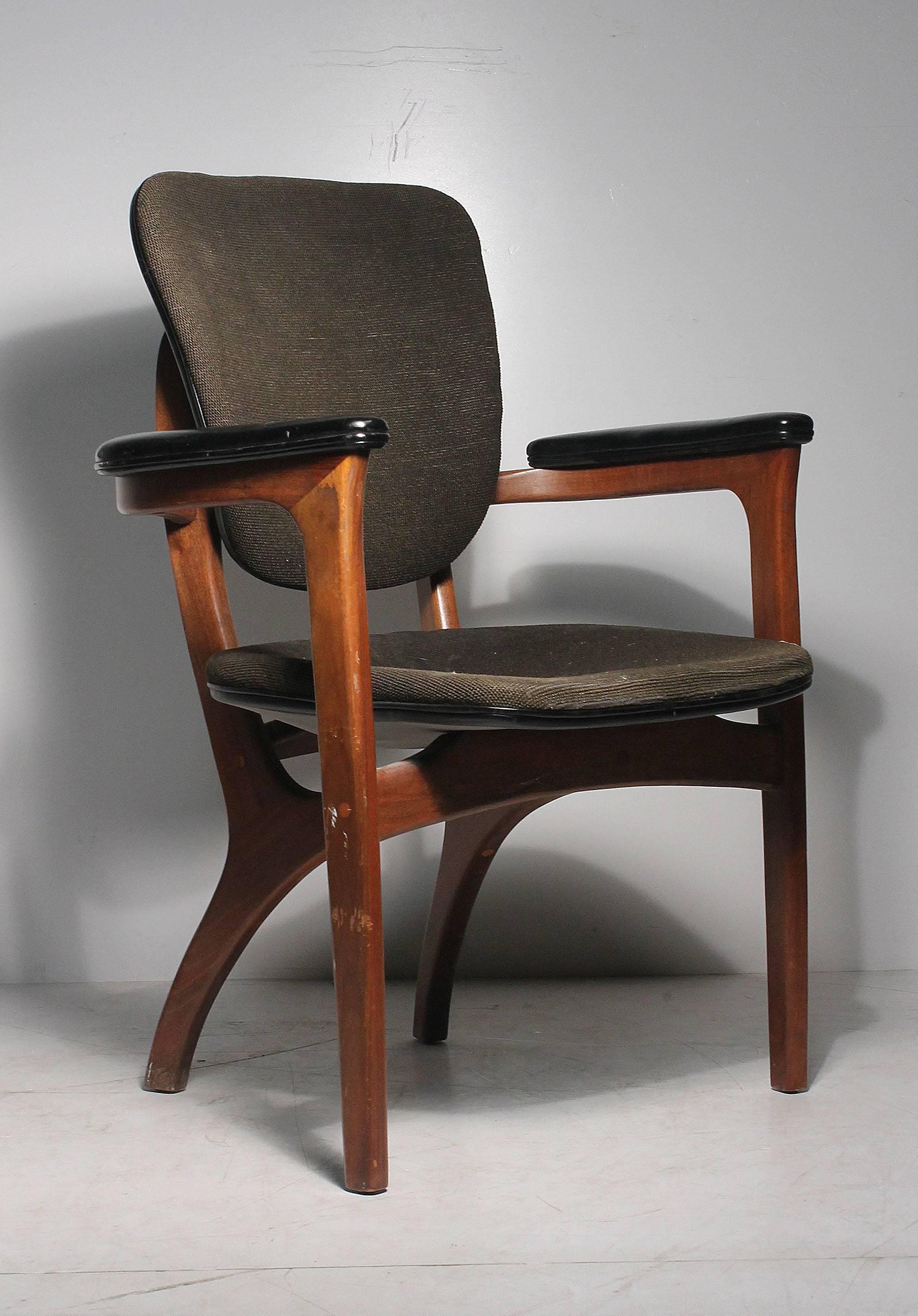Ein seltener Adrian Pearsall Sessel. 

Einige Abnutzungserscheinungen am Originallack. Zum Reinigen werde ich einen einfachen Kratzerentferner auftragen. Die Polsterung ist original und muss höchstwahrscheinlich neu gepolstert werden. Schaumstoff